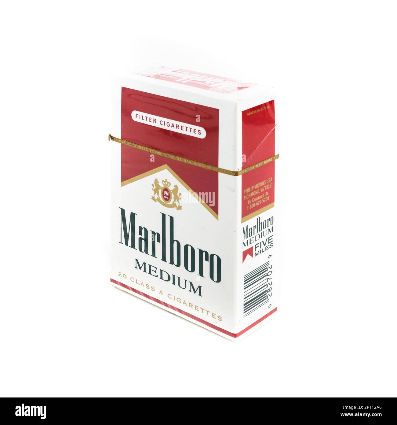 Packung Marlboro Medium Zigaretten, hergestellt von Philip Morris. Marlboro ist die weltweit am meisten verkaufte Zigarettenmarke. Bergamo, ITALIEN - März 24 Stockfoto