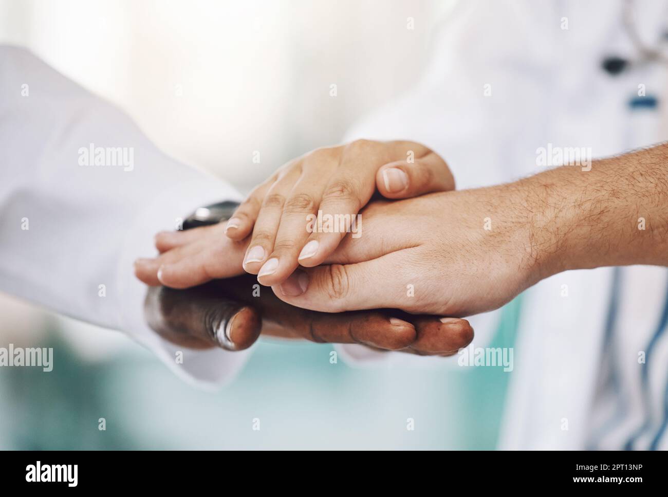 Einheit, Teamwork und Hände von Ärzten zusammen, um sich gegenseitig im Krankenhaus zu unterstützen. Diversität, Medizin und Gruppe von professionellen Gesundheitsdiensten Stockfoto