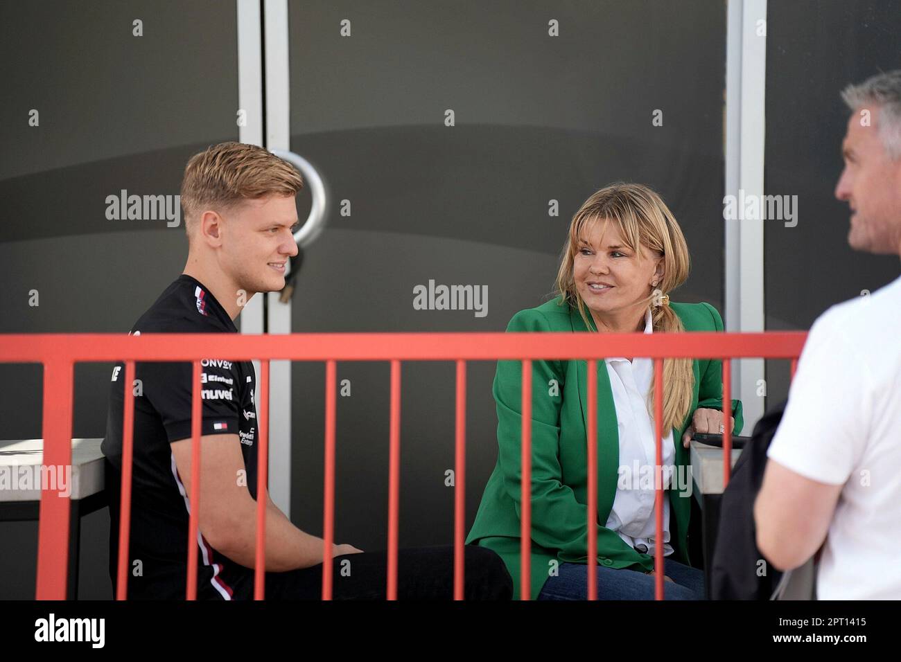 27. April 2023, Baku City Circuit, Baku, FORMEL 1 ASERBAIDSCHAN GRAND PRIX 2023, auf dem Bild von Mercedes Testfahrer Mick Schumacher (DEU) mit seiner Mutter Corinna Schumacher und Onkel Ralf Schumacher. Stockfoto