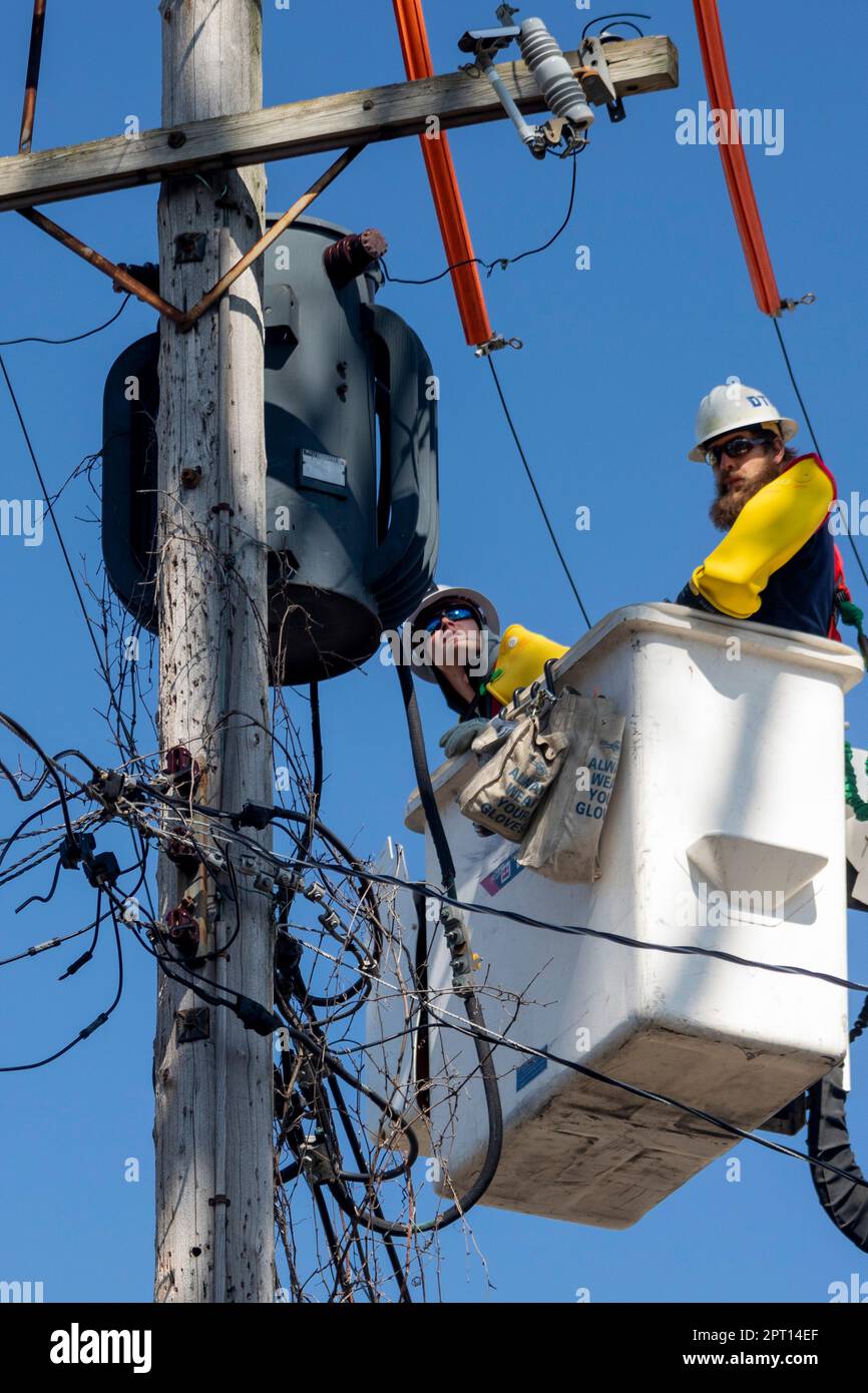 Detroit, Michigan – Mitarbeiter von DTE Energy führen Wartungsarbeiten an privaten Stromleitungen durch. Stockfoto