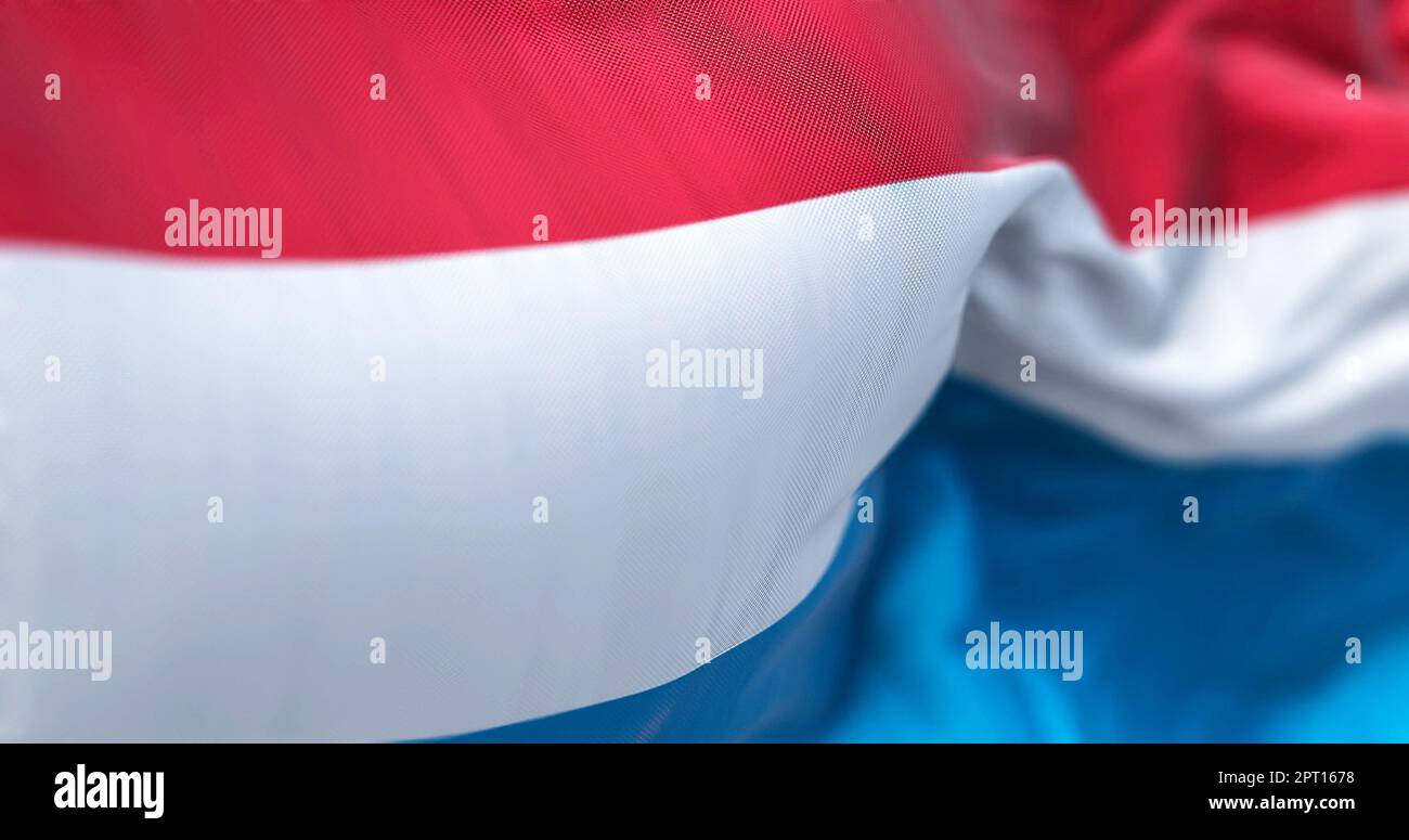 Nahaufnahme des Winkens der Liechtensteiner Nationalflagge. Das Großherzogtum Luxemburg ist ein Binnenland in Westeuropa. Stoffstrukturierte Rückseite Stockfoto