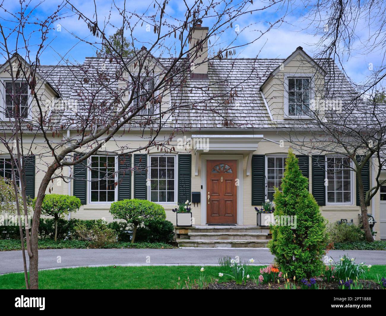 Haus im Cape Cod Stil mit Studentenfenstern Stockfoto