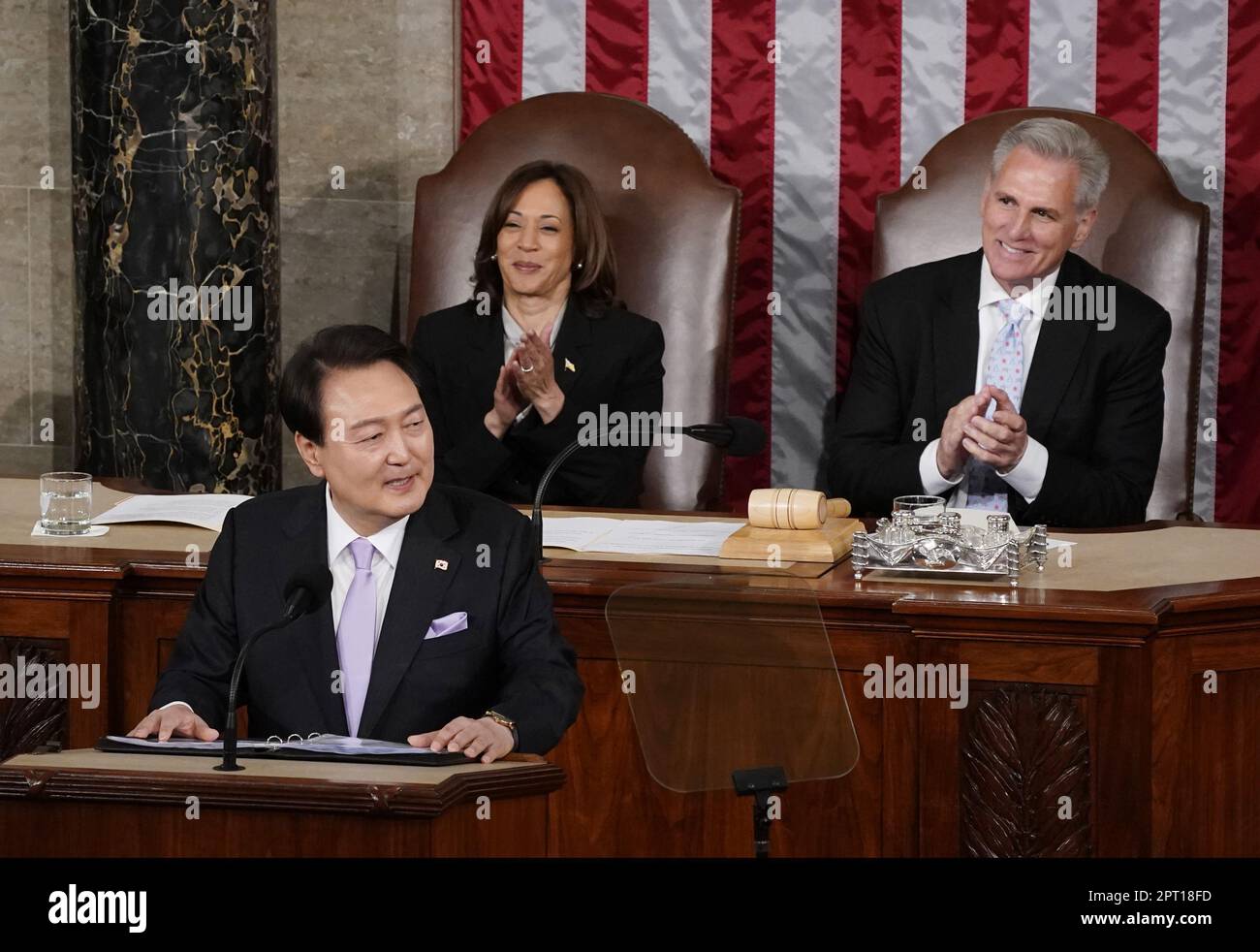 Washington, Usa. 27. April 2023. Der südkoreanische Präsident Yoon Suk Yeol spricht als Sprecher des Hauses Kevin McCarthy und Vizepräsident Kamala Harris während einer Ansprache vor einer gemeinsamen Kongresssitzung in den USA Capitol in Washington DC am Donnerstag, den 27. April 2023. Präsident Joe Biden und Präsident Yoon kündigten am Mittwoch einen wichtigen neuen Plan an, der die nordkoreanische Aggression abschrecken soll. Foto: Ken Cedeno/UPI Credit: UPI/Alamy Live News Stockfoto