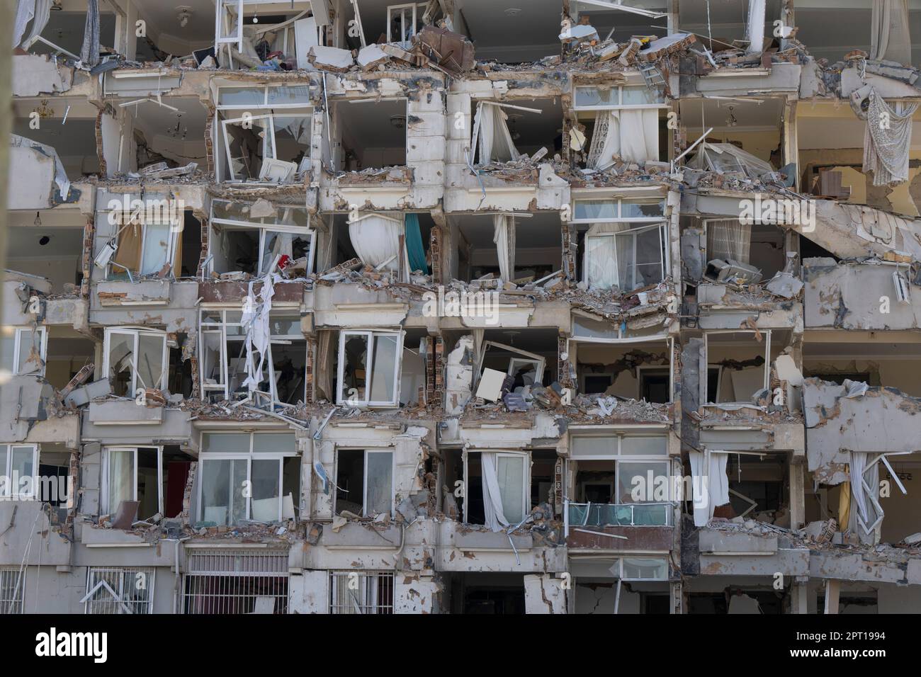 Antakya, Türkei. 27. April 2023. Dieses Haus im Stadtzentrum von Antakya ist völlig zerstört. Große Teile der Stadt wurden bei dem Erdbeben am 6. Februar vollständig zerstört. Kredit: Boris Roessler/dpa/Alamy Live News Stockfoto