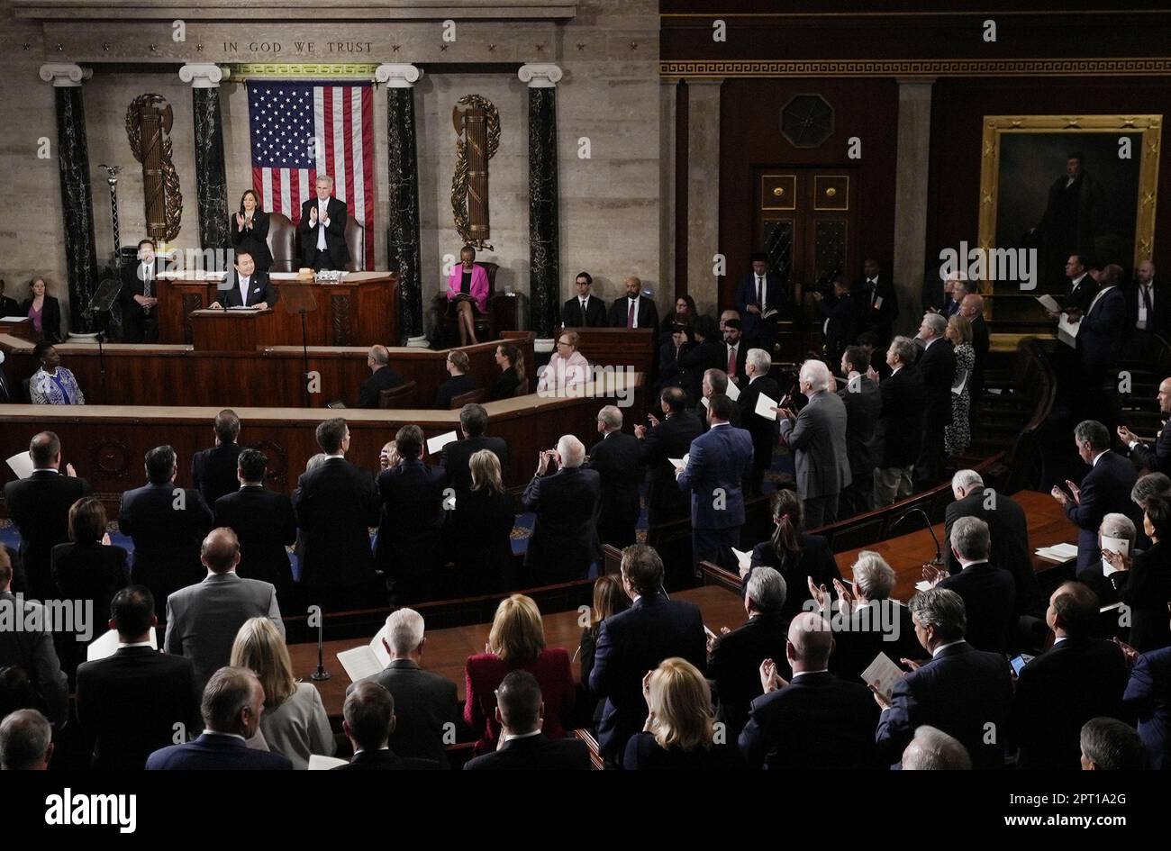 Washington, Usa. 27. April 2023. Der südkoreanische Präsident Yoon Suk Yeol hält eine Rede vor einer gemeinsamen Kongresssitzung in den USA Capitol in Washington DC am Donnerstag, den 27. April 2023. Präsident Joe Biden und Präsident Yoon kündigten am Mittwoch einen wichtigen neuen Plan an, der die nordkoreanische Aggression abschrecken soll. Foto: Ken Cedeno/UPI Credit: UPI/Alamy Live News Stockfoto