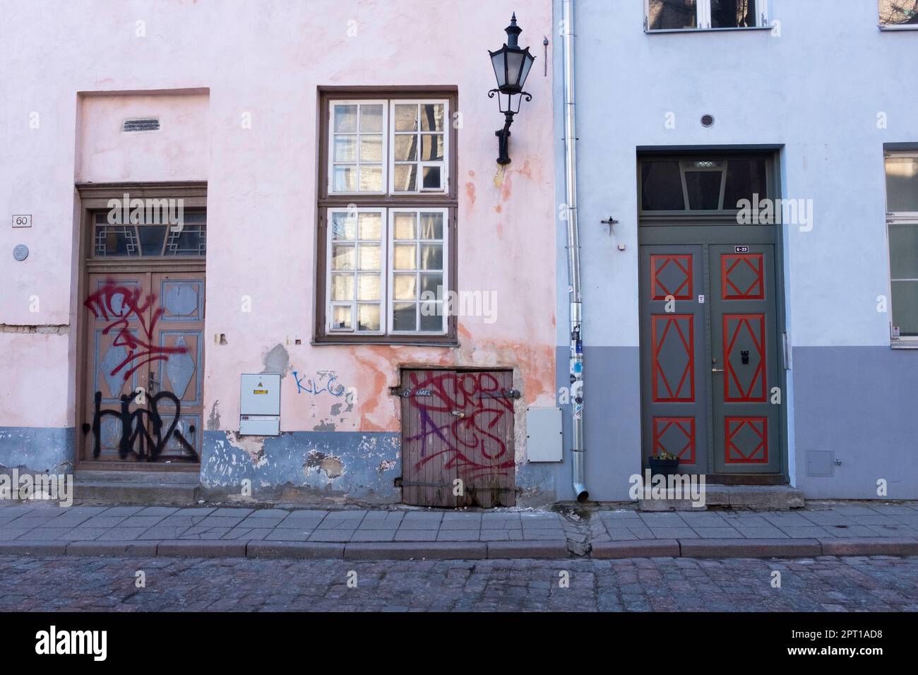 Kopfsteinpflasterstraßen und Graffiti in der Altstadt von Tallinn. Diese Gegend gehört zum UNESCO-Weltkulturerbe. Stockfoto