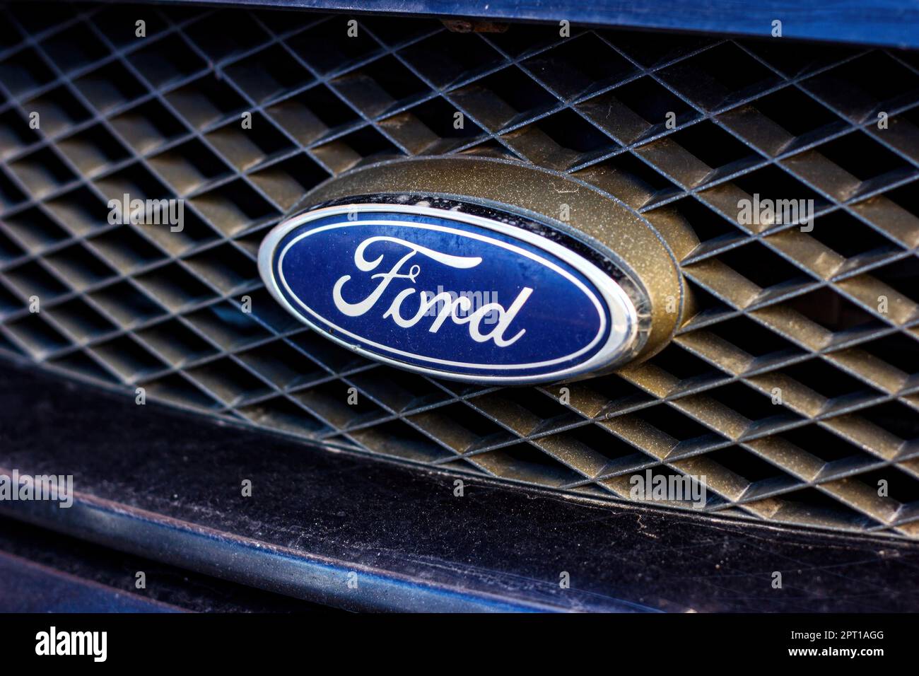 MINSK, WEISSRUSSLAND - 14. APRIL 2022: Ford Car-Logo-Schild vor einem Automarken. Stockfoto