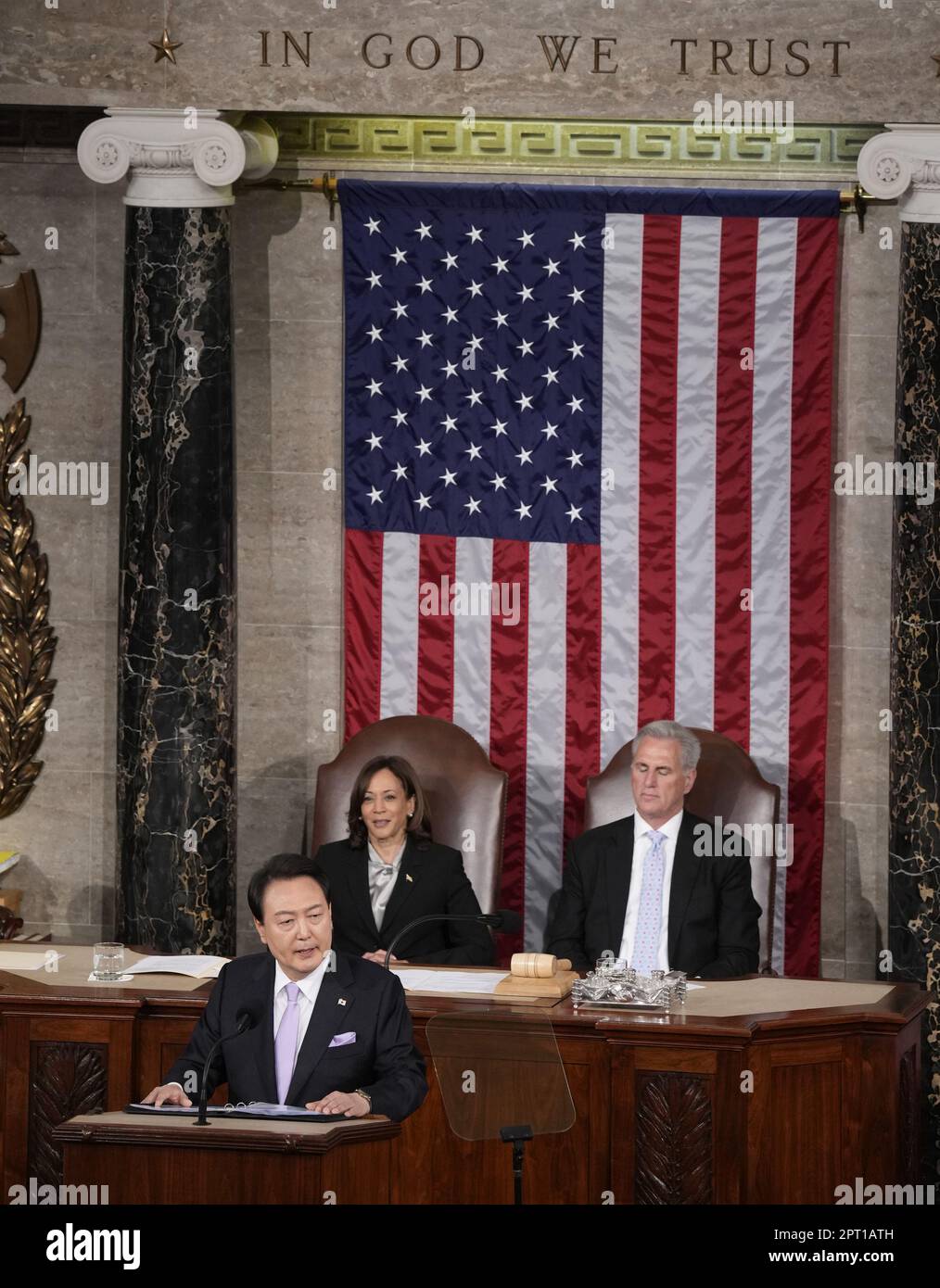 Washington, Usa. 27. April 2023. Der südkoreanische Präsident Yoon Suk Yeol hält eine Rede vor einer gemeinsamen Kongresssitzung in den USA Capitol in Washington DC am Donnerstag, den 27. April 2023. Präsident Joe Biden und Präsident Yoon kündigten am Mittwoch einen wichtigen neuen Plan an, der die nordkoreanische Aggression abschrecken soll. Foto: Ken Cedeno/UPI Credit: UPI/Alamy Live News Stockfoto