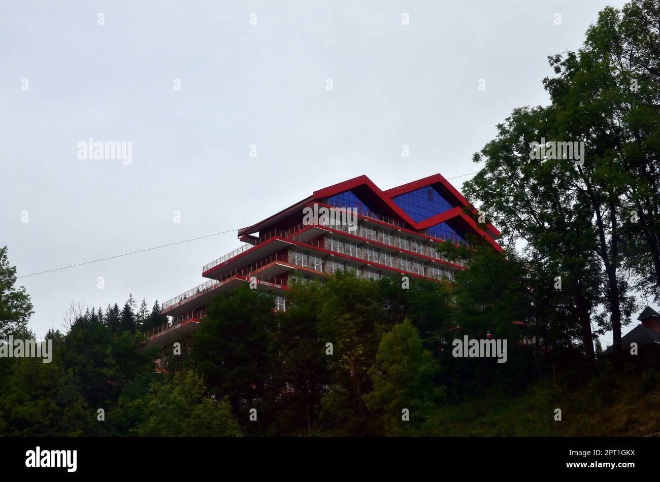 Ein modernes Design House mit getöntem Glas Windows ist im Wald Stockfoto