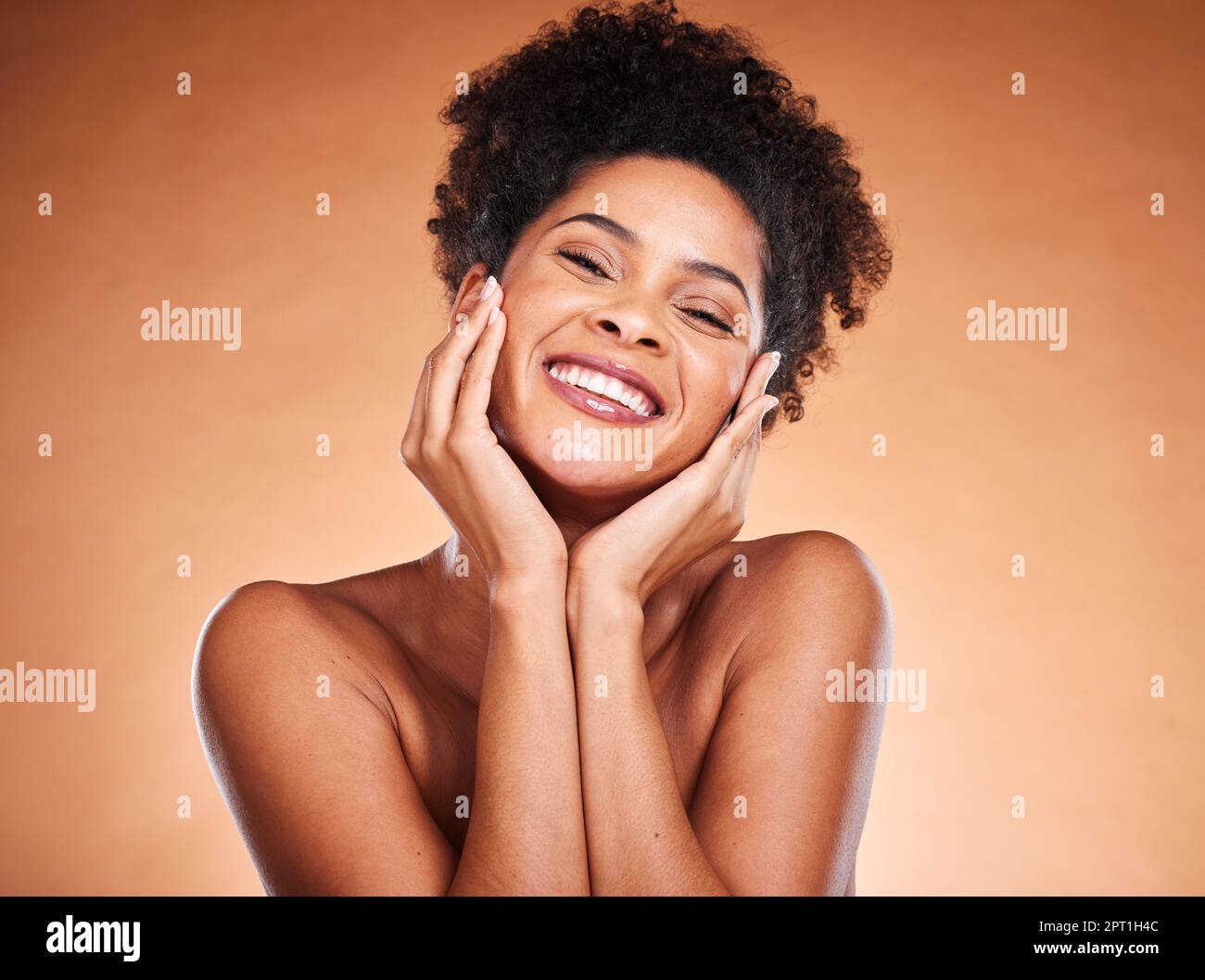 Schönheit, Selbstpflege und Gesichtsbild einer schwarzen Frau, die mit Selbstliebensbehandlung, Hautpflegeroutine und Naturkosmetik zufrieden ist. Dermatologie, Luxus-Magie Stockfoto