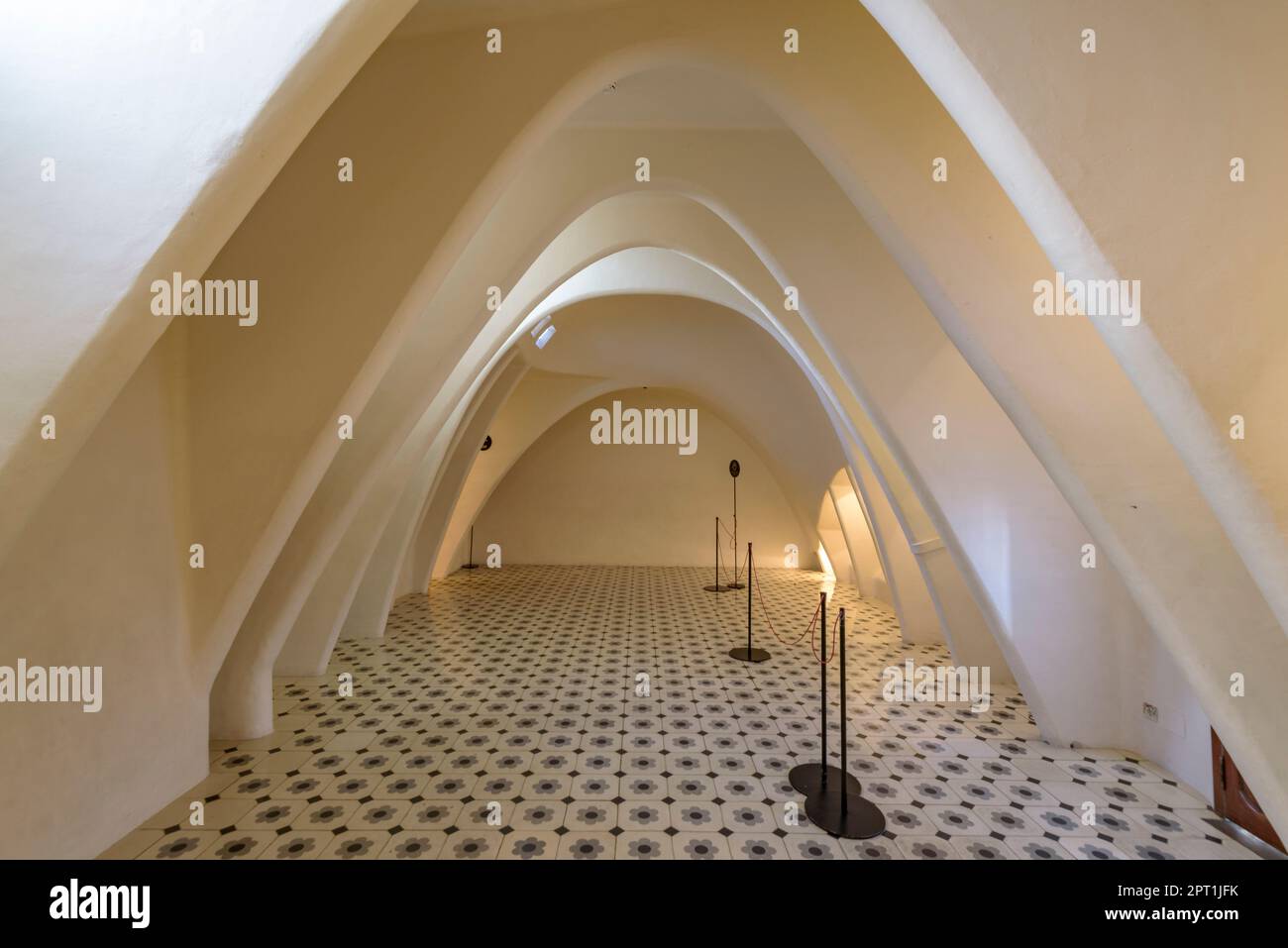 Dachboden der Casa Batlló in Form von Grabbögen oder Parabolbögen (Barcelona, Katalonien, Spanien) ESP: Desván de la Casa Batlló con forma de arcos Stockfoto