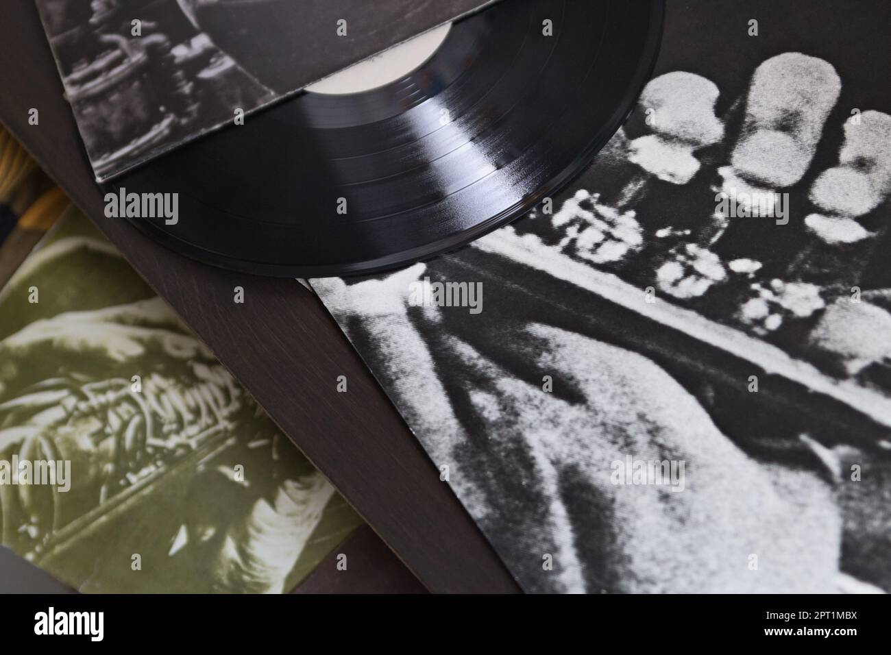 Schallplatten und verschiedene Alben mit Platten Stockfoto