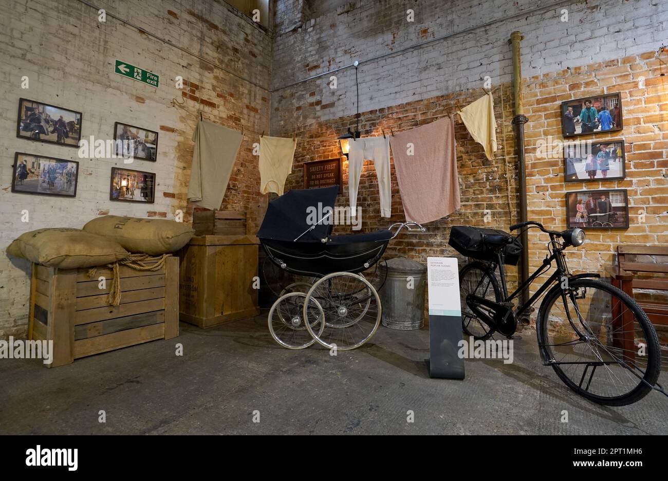 Ein Blick auf Requisiten und historische Stücke bei einem Besuch der „Call the Midwife Official Location Tour“ im historischen Hafen Chatham in Kent. Foto: Donnerstag, 27. April 2023. Stockfoto