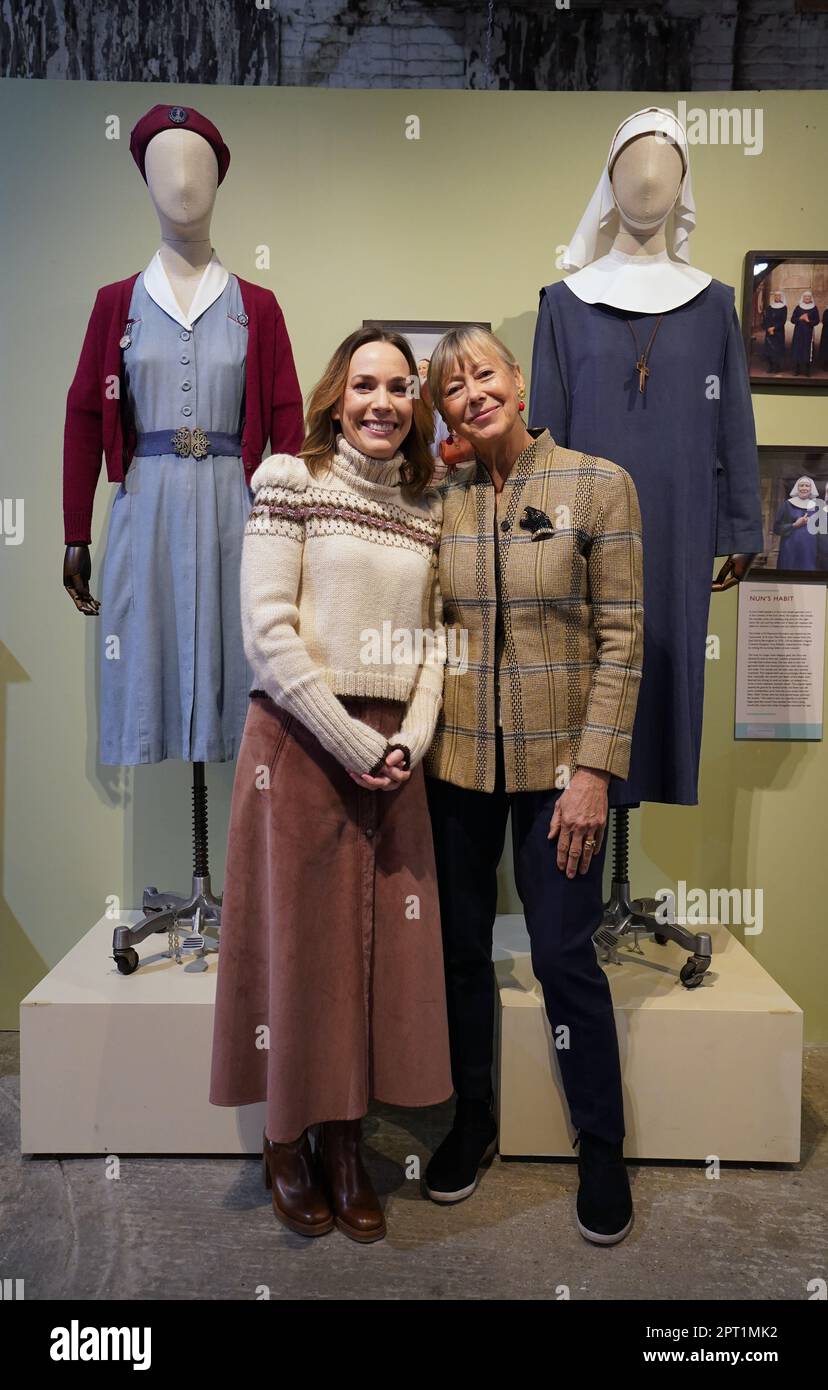 Mitglieder der Besetzung: Laura Main (links), die Schwester Shelagh Turner spielt, und Jenny Agutter, die Schwester Julienne spielt, während eines Besuchs der Call the Midwife Official Location Tour in der historischen Werft Chatham in Kent. Foto: Donnerstag, 27. April 2023. Stockfoto