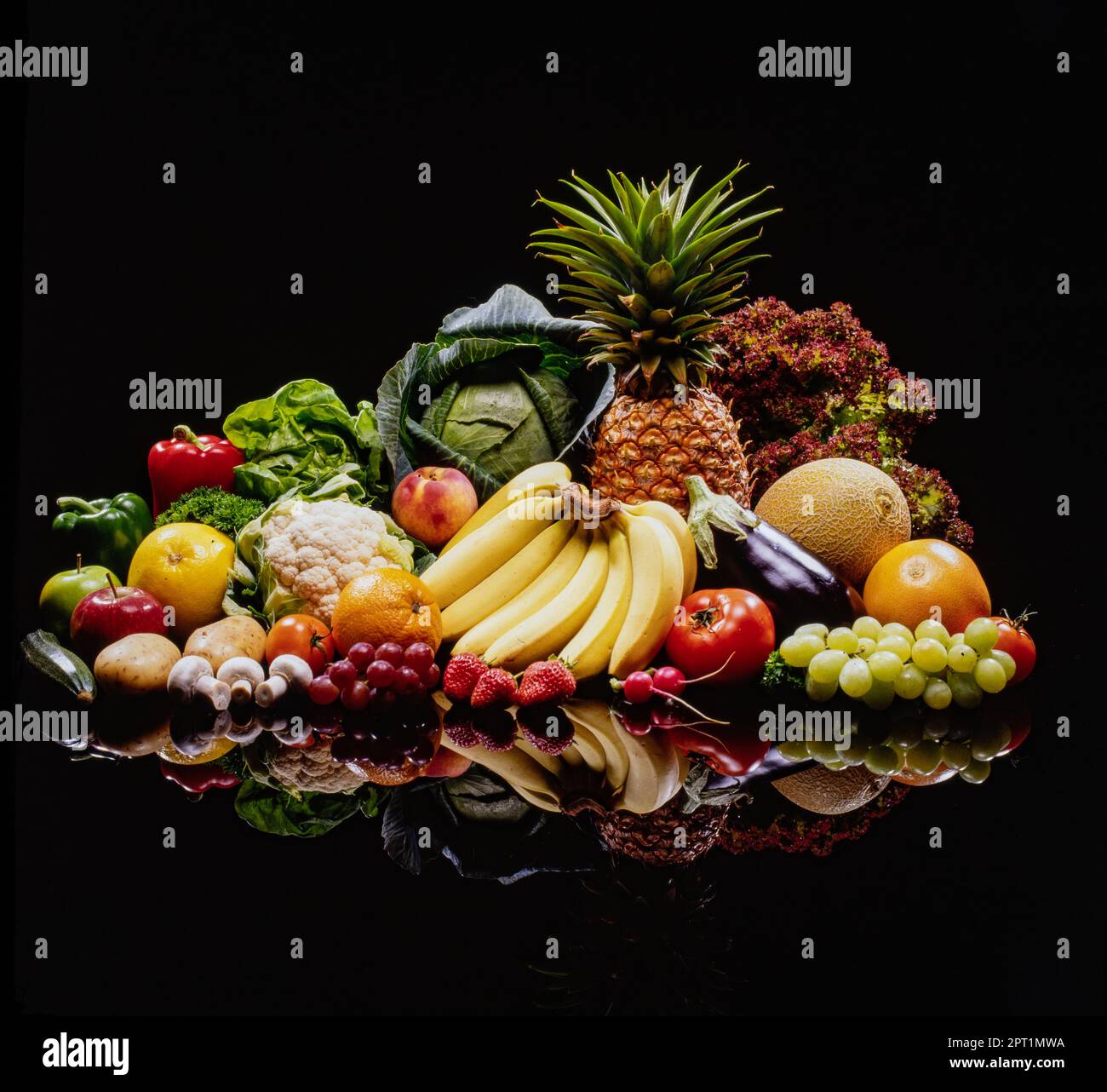 Studiofoto von Obst und Gemüse auf schwarzem Hintergrund. Stockfoto