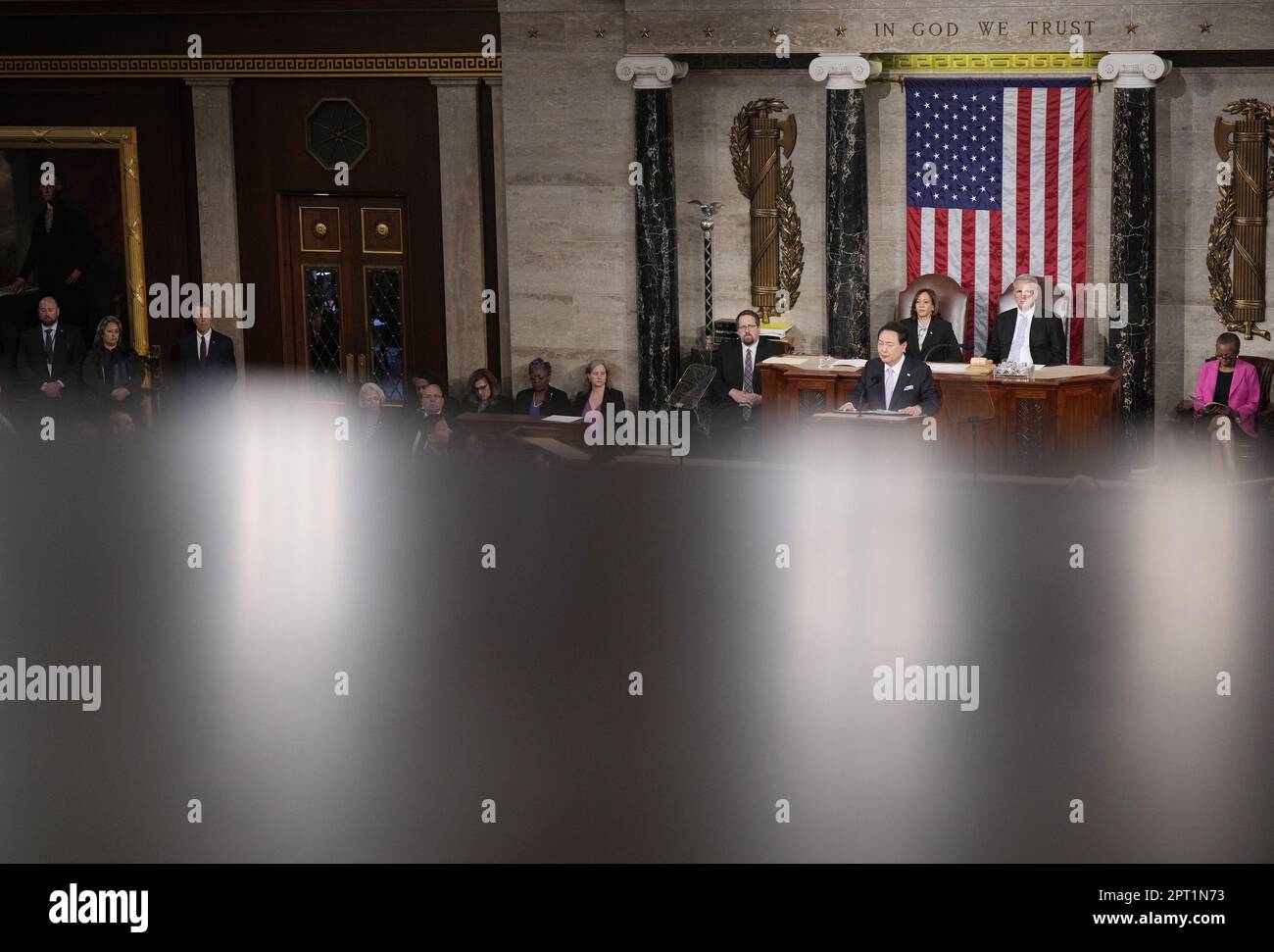 Washington, Usa. 27. April 2023. Der südkoreanische Präsident Yoon Suk Yeol hält eine Rede vor einer gemeinsamen Kongresssitzung in den USA Capitol in Washington DC am Donnerstag, den 27. April 2023. Präsident Joe Biden und Präsident Yoon kündigten am Mittwoch einen wichtigen neuen Plan an, der die nordkoreanische Aggression abschrecken soll. Foto: Ken Cedeno/UPI Credit: UPI/Alamy Live News Stockfoto