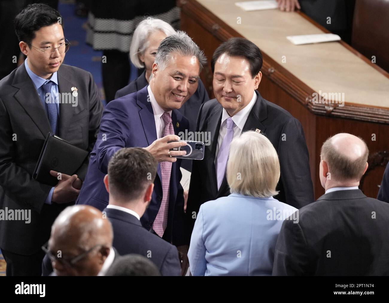 Washington, Usa. 27. April 2023. Der südkoreanische Präsident Yoon Suk Yeol posiert für ein Foto, nachdem er eine Rede vor einer gemeinsamen Kongresssitzung in den USA gehalten hat Capitol in Washington DC am Donnerstag, den 27. April 2023. Präsident Joe Biden und Präsident Yoon kündigten am Mittwoch einen wichtigen neuen Plan an, der die nordkoreanische Aggression abschrecken soll. Foto: Ken Cedeno/UPI Credit: UPI/Alamy Live News Stockfoto