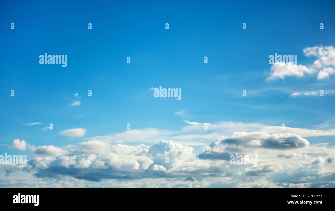 Landschaft von einem schönen blauen Himmel bedeckt mit Cumulonimbus Wolken an einem Sommernachmittag. Unberührte Natur. Stockfoto