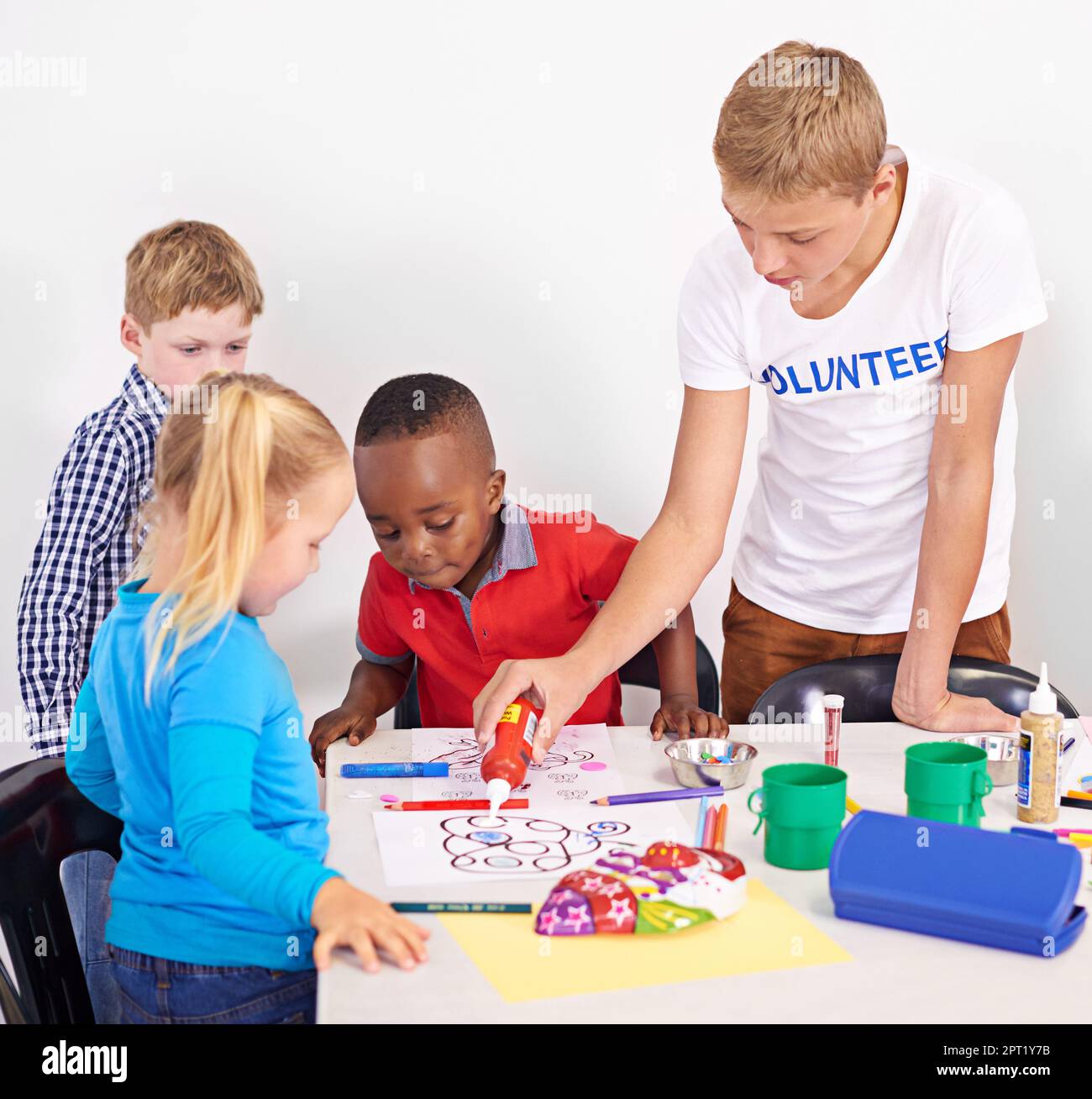 Ihre Kreativität inspirieren. Ein Freiwilliger, der mit kleinen Kindern arbeitet Stockfoto