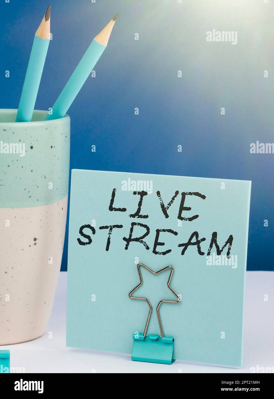 Handschriftlicher Text Live Stream, Word für die Übertragung von Video- oder Audiomaterial über das Internet Stockfoto