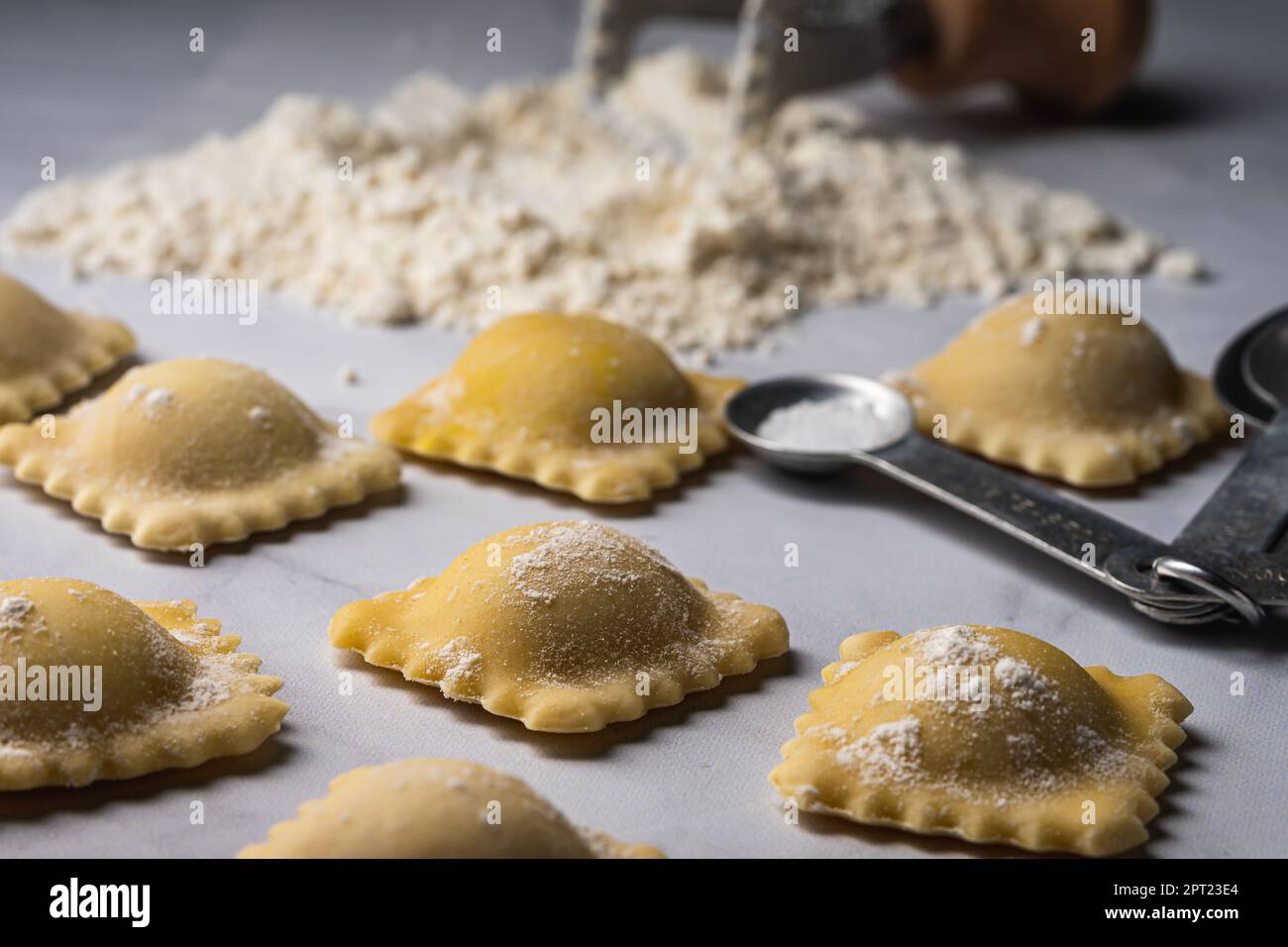 Winterkürbis und Käse-Ravioli. Frisch zubereitet. Stockfoto