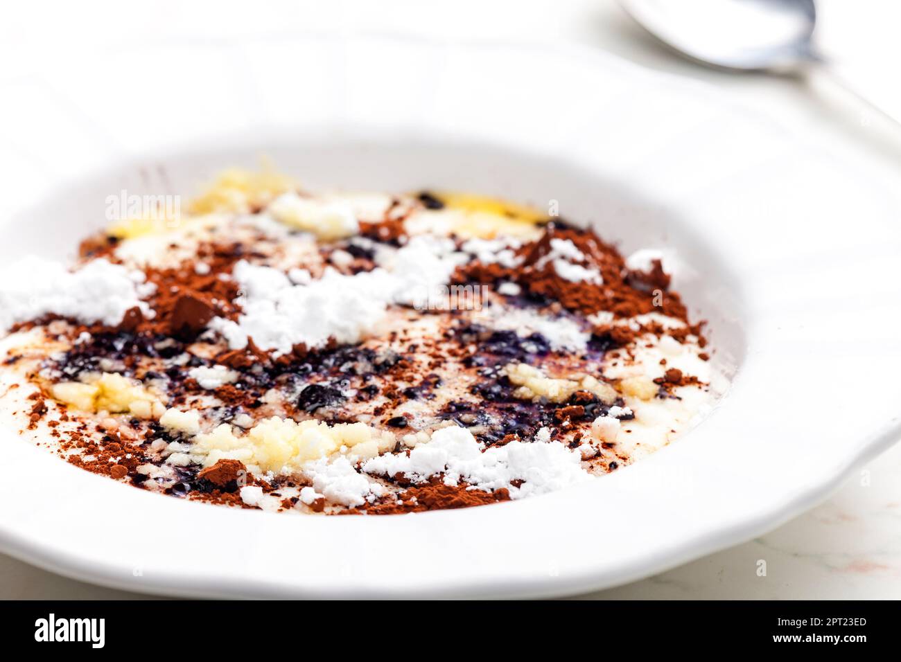 Grießbrei mit Kakao, Zucker und geschmolzener Butter Stockfoto