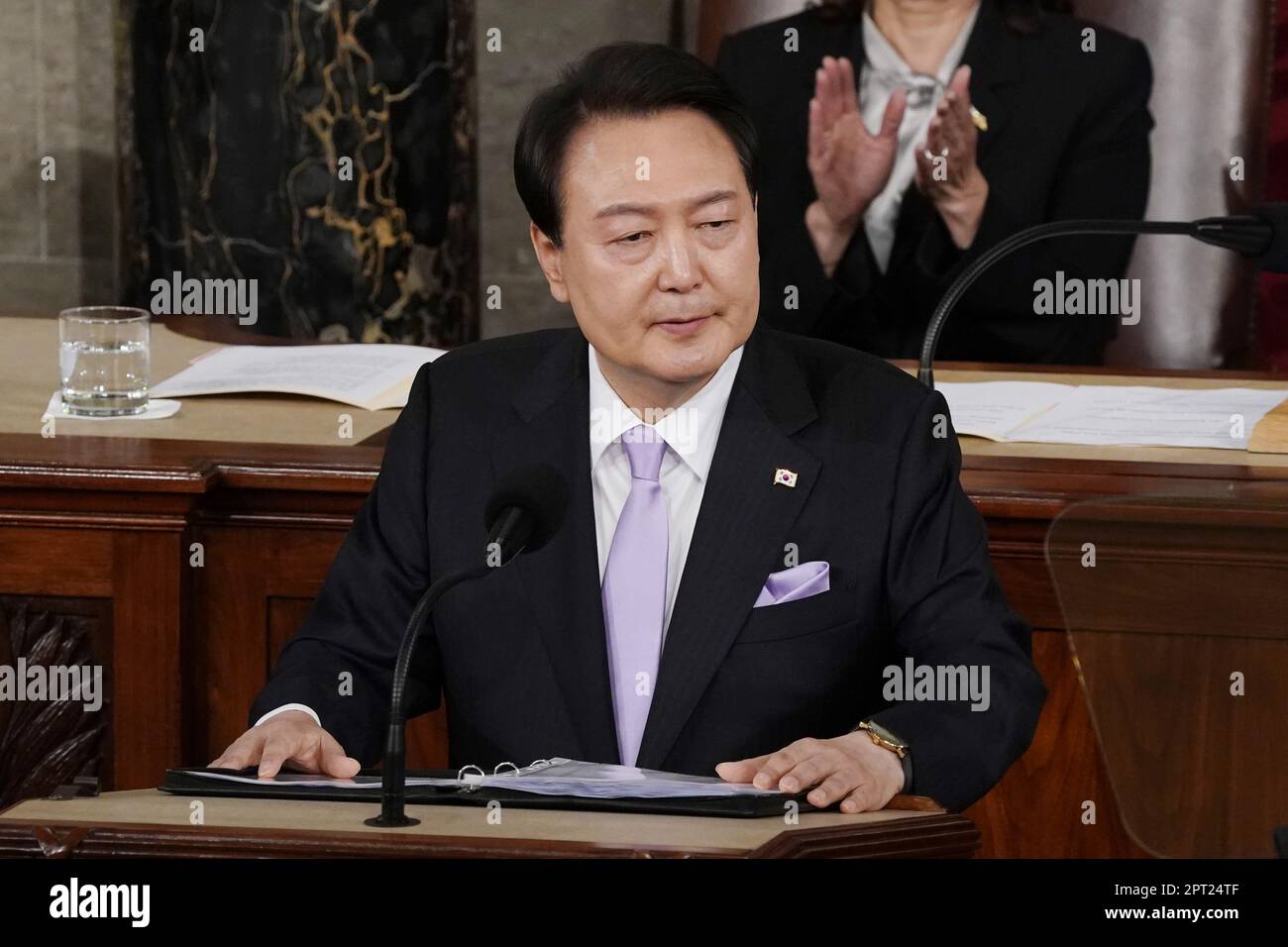 Der südkoreanische Präsident Yoon Suk Yeol hält eine Rede vor einer gemeinsamen Kongresssitzung in den USA Capitol in Washington DC am Donnerstag, den 27. April 2023. Präsident Joe Biden und Präsident Yoon kündigten am Mittwoch einen wichtigen neuen Plan an, der die nordkoreanische Aggression abschrecken soll. Foto: Ken Cedeno/UPI Stockfoto Der südkoreanische Präsident Yoon Suk Yeol hält eine Rede vor einer gemeinsamen Kongresssitzung in den USA Capitol in Washington DC am Donnerstag, den 27. April 2023. Präsident Joe Biden und Präsident Yoon kündigten am Mittwoch einen wichtigen neuen Plan an, der die nordkoreanische Aggression abschrecken soll. Foto: Ken Cedeno/UPI Stockfoto