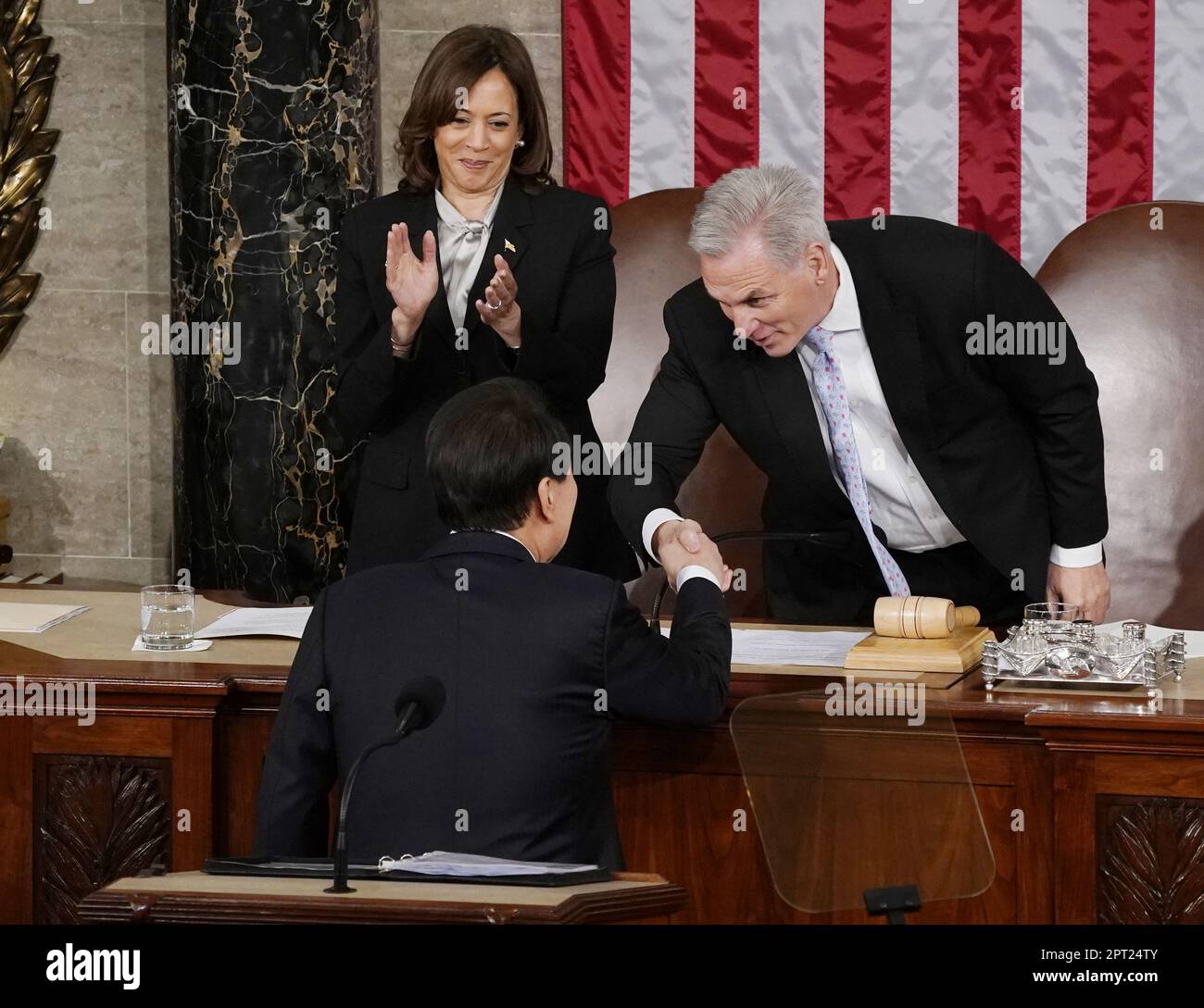 Der südkoreanische Präsident Yoon Suk Yeol schüttelt mit dem Sprecher des Hauses Kevin McCarthy die Hand, während Vizepräsident Kamala Harris nach einer Ansprache auf einer gemeinsamen Kongresssitzung in den USA applaudiert Capitol in Washington DC am Donnerstag, den 27. April 2023. Präsident Joe Biden und Präsident Yoon kündigten am Mittwoch einen wichtigen neuen Plan an, der die nordkoreanische Aggression abschrecken soll. Foto: Ken Cedeno/UPI Stockfoto