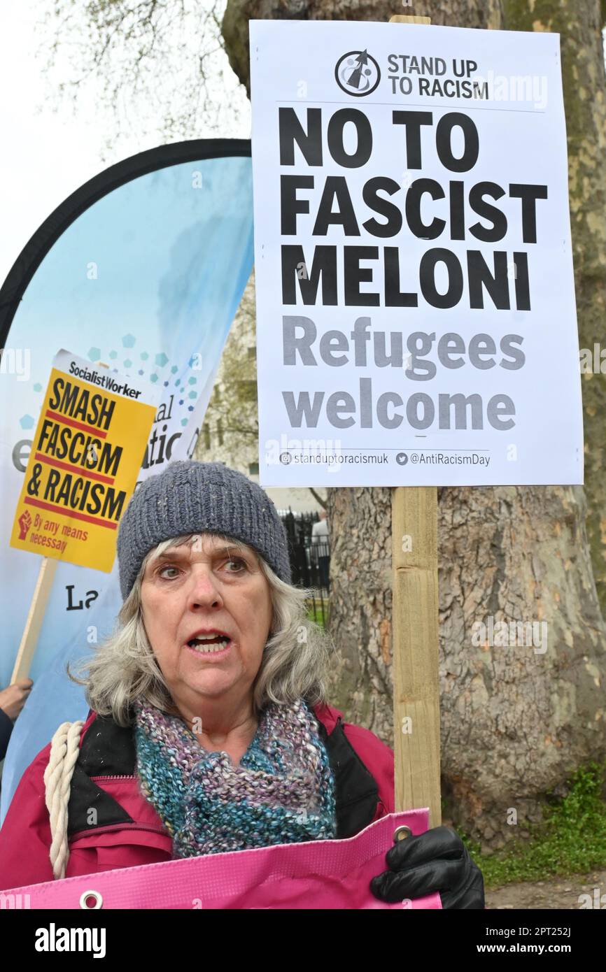 Downing Street, London, Großbritannien. 27. April 2023. Protest: Sagen Sie Nein zu dem Faschisten Meloni, einem Rechtsextremen, der eine blaue Jacke trägt und eine Videoaufnahme bei der Anti-Rassismus-Szene hält. Stellen Sie sich dem Rassismus entgegen, bekämpfen Sie ihn und stoßen Sie ihn in London, Großbritannien, ab, indem Sie ihn „anschreien wie ein nazi-Betrug“. Kredit: Siehe Li/Picture Capital/Alamy Live News Stockfoto