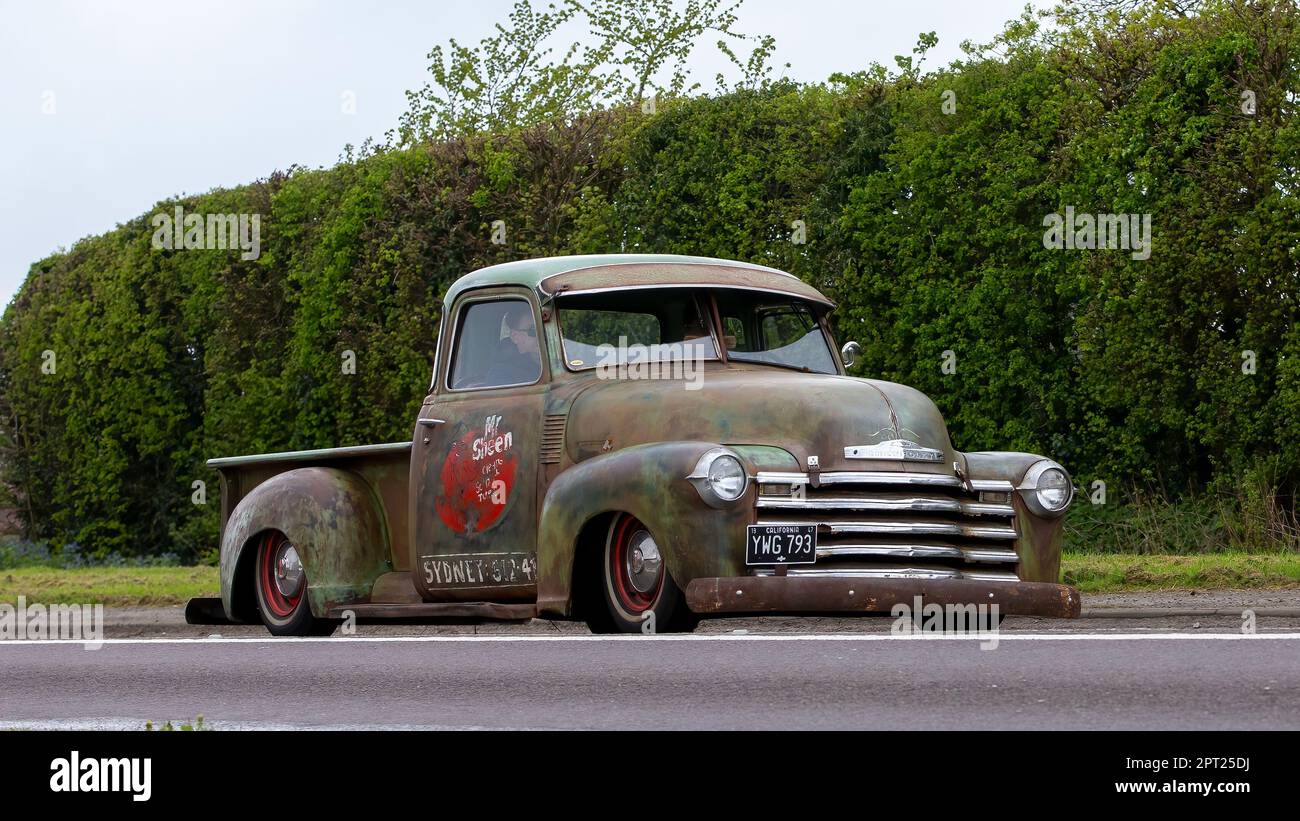 Bicester, Oxon, Großbritannien - April 23. 2023. 1947 CHEVROLET PICK-UP TRUCK fährt auf einer englischen Landstraße Stockfoto