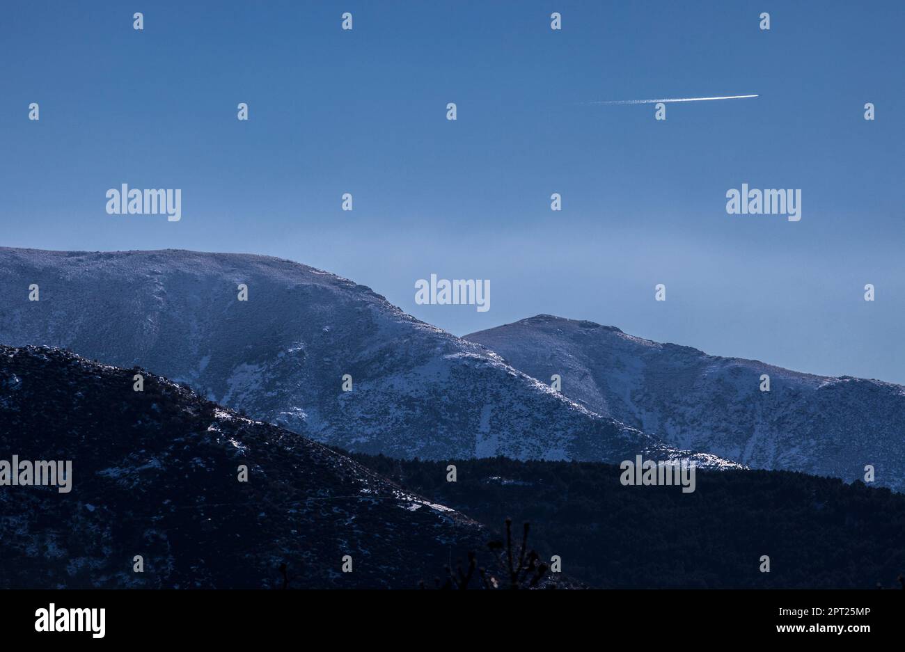 Das Flugzeug fliegt über die schneebedeckten Gipfel der Sierra de Gredos. La Garganta, Ambroz Valley, Extremadura, Caceres, Spanien Stockfoto