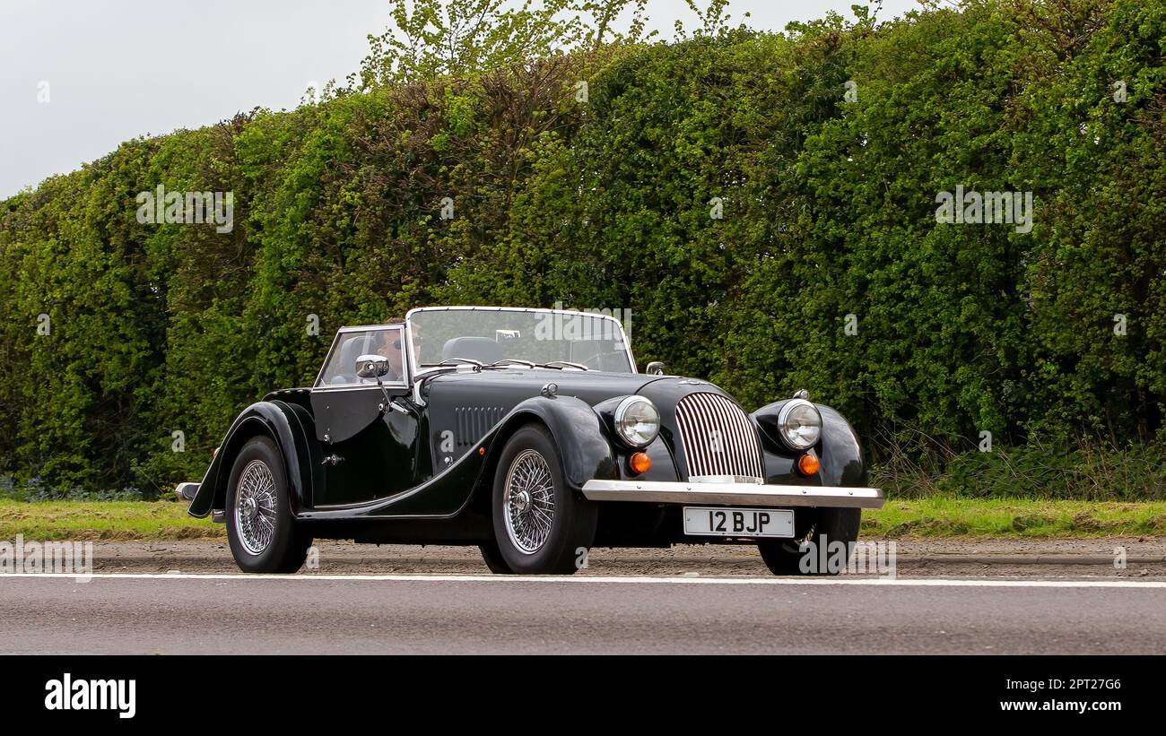 Bicester, Oxon, Großbritannien - April 23. 2023. 1999 Green MORGAN 4 4 Sportwagen, der auf einer englischen Landstraße fährt Stockfoto