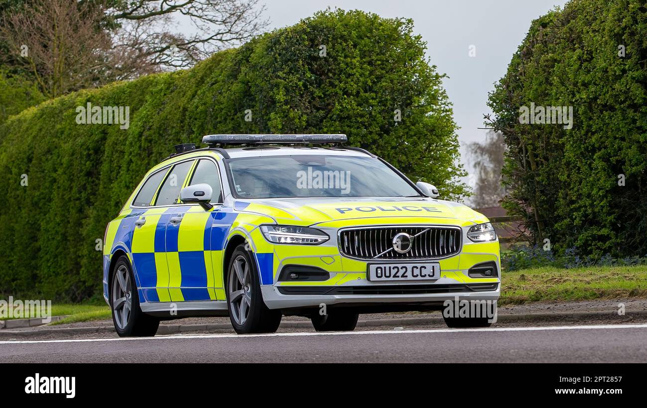 Bicester, Oxon, Großbritannien - April 23. 2023. 2022VOLVO V90 B6 MHEV AWD AUTO Hybrid Elektro Thames Valley Polizeiauto, das auf einem englischen Land fährt Stockfoto