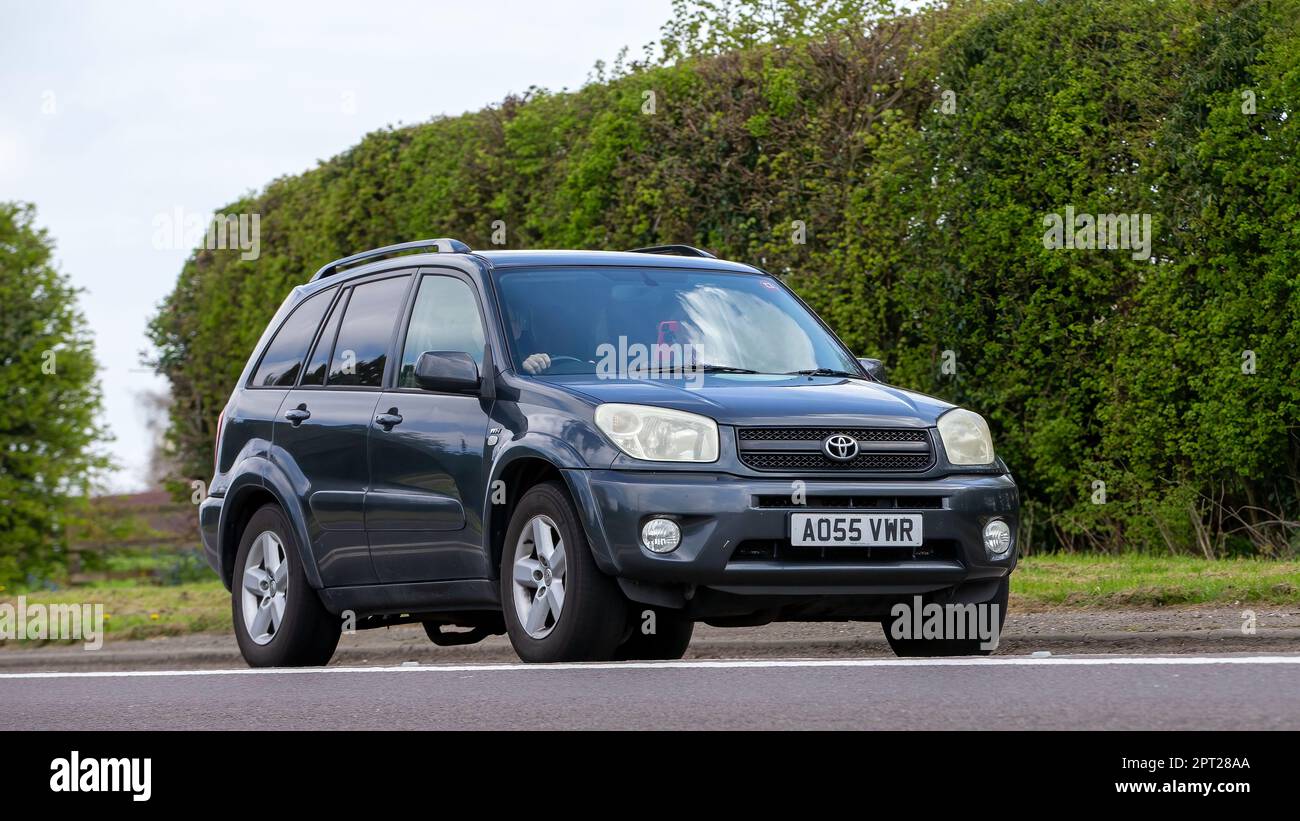 Bicester, Oxon, Großbritannien - April 23. 2023. 2005 TOYOTA RAV4 Auto auf einer englischen Landstraße Stockfoto