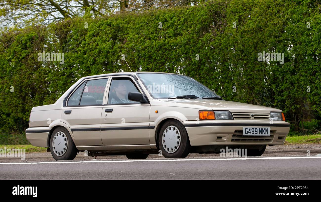 Bicester, Oxon, Großbritannien - April 23. 2023. 1989 Nissan Sunny auf einer englischen Landstraße. Stockfoto