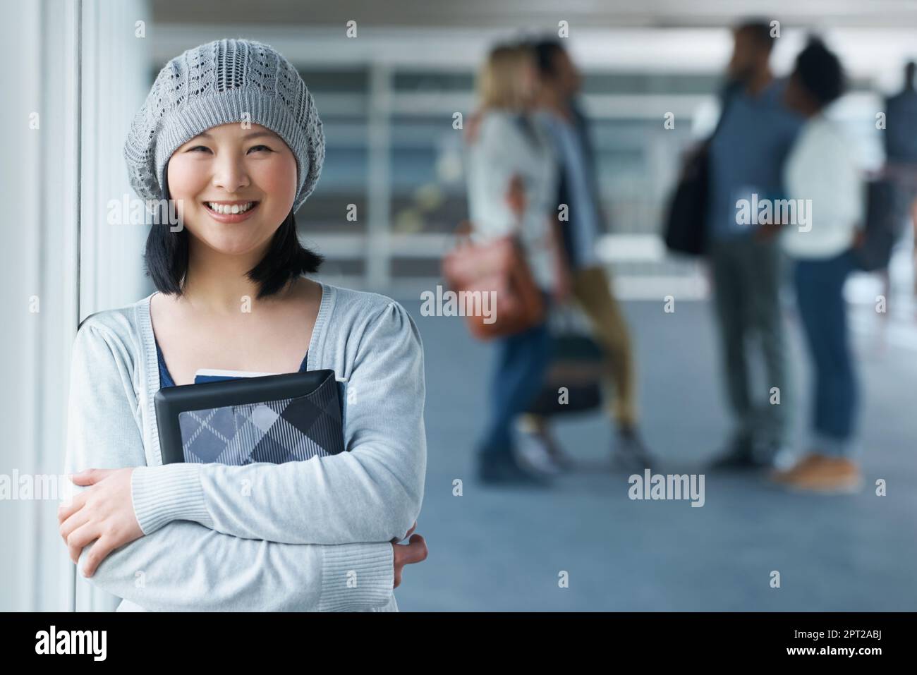 Ich will die beste Ausbildung. Porträt eines lächelnden asiatischen Studenten mit Freunden im Hintergrund Stockfoto