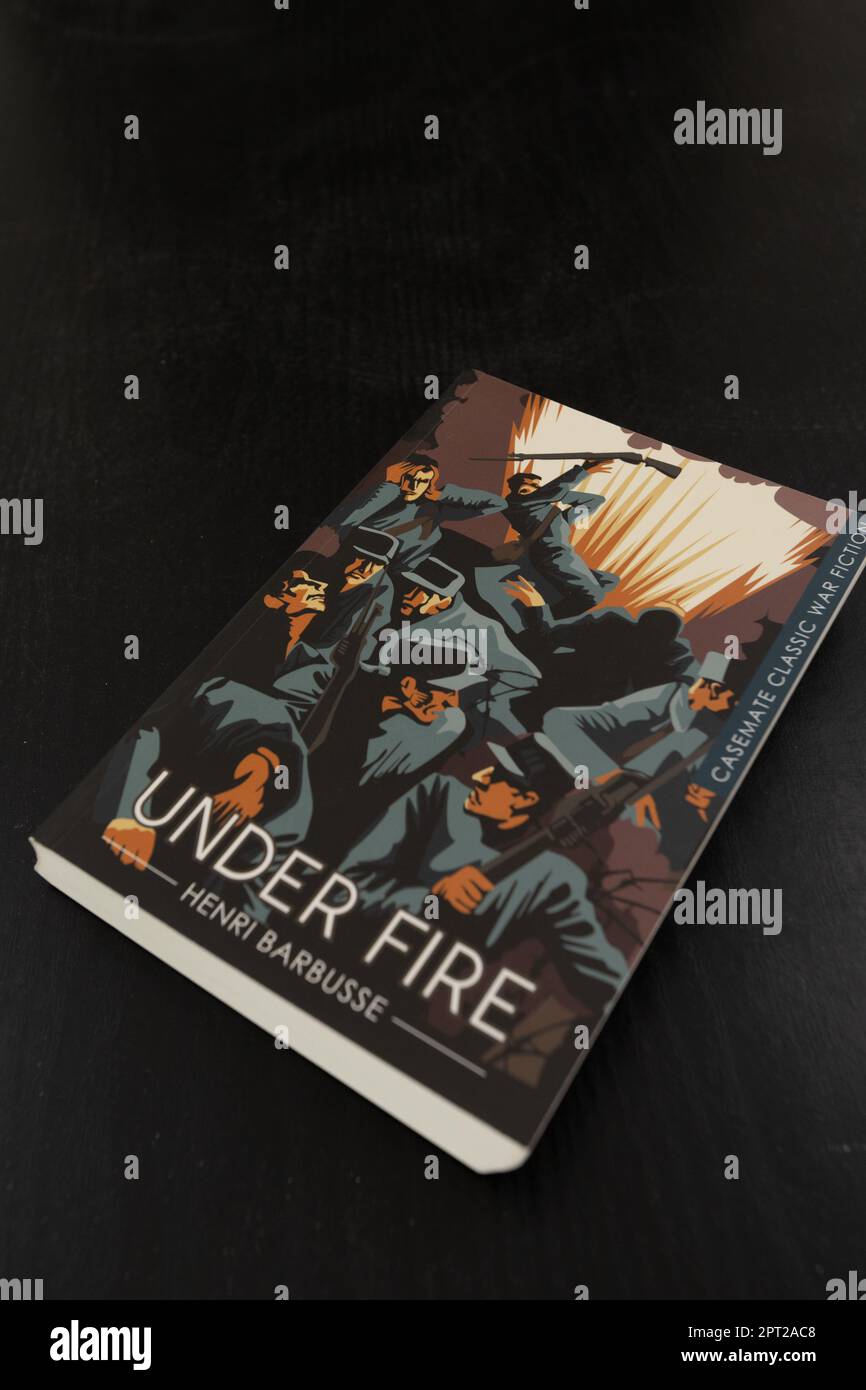 Ein anerkannter Kriegsklassiker, Under Fire, folgt dem Schicksal einer Gruppe französischer Freiwilliger im Ersten Weltkrieg, basierend auf den eigenen Erfahrungen des Autors. Stockfoto