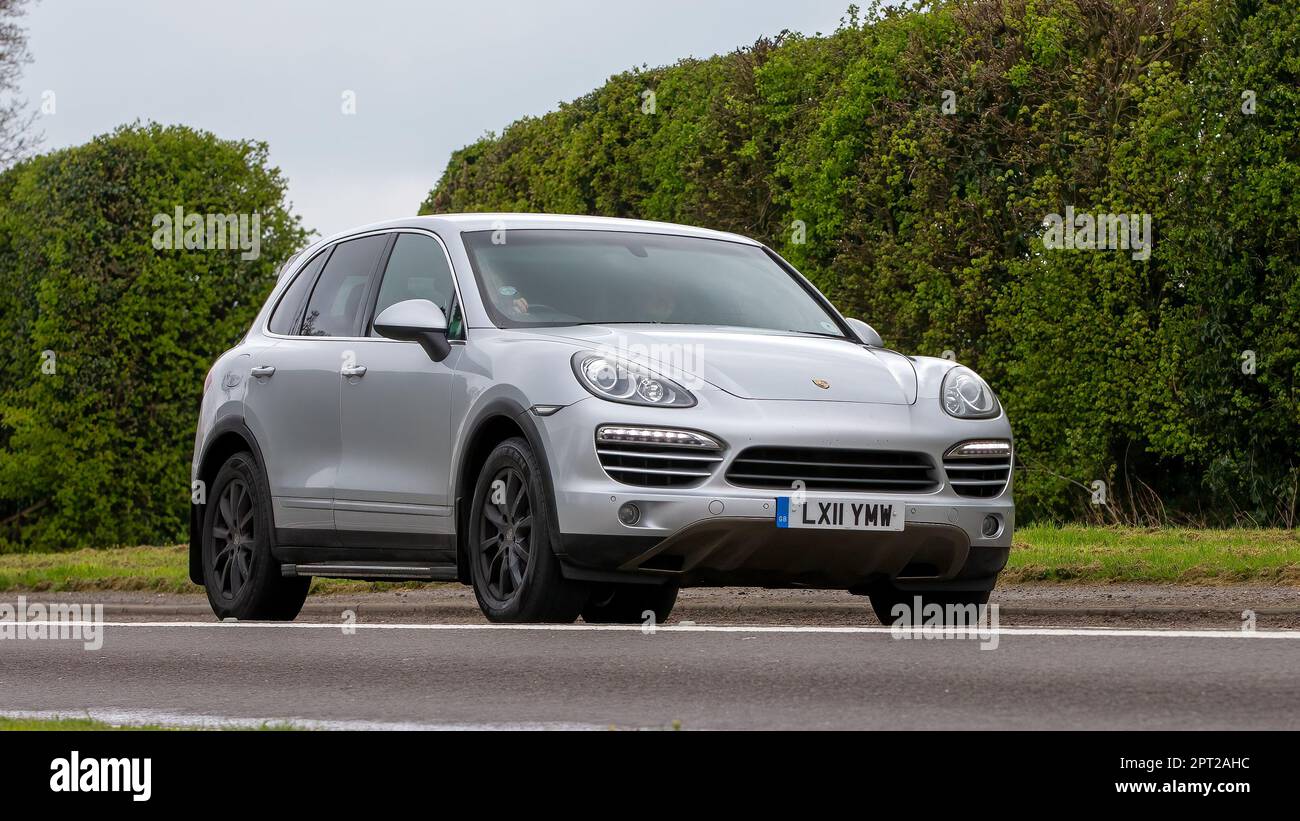 Bicester, Oxon, Großbritannien - April 23. 2023. 2011 Silber PORSCHE CAYENNE auf einer englischen Landstraße Stockfoto