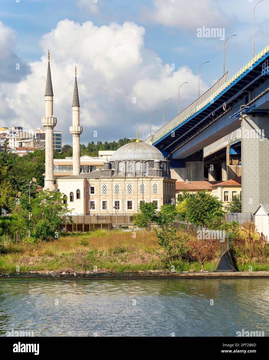 Blick vom Goldenen Horn mit Blick auf die Humbarhane-Moschee, neben der Golden Horn Bridge gelegen, in der Nachbarschaft von Halicioglu im Beyoglu-Viertel, Istanbul, Turke Stockfoto