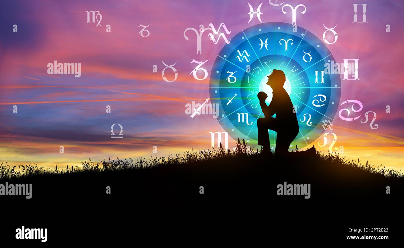 Astrologische Tierkreiszeichen innerhalb des Horoskopkreises. Illustration der Silhouette des Menschen, die die Sonne über dem Tierkreisrad und dem Hintergrund des Sonnenaufgangs berät. Stockfoto