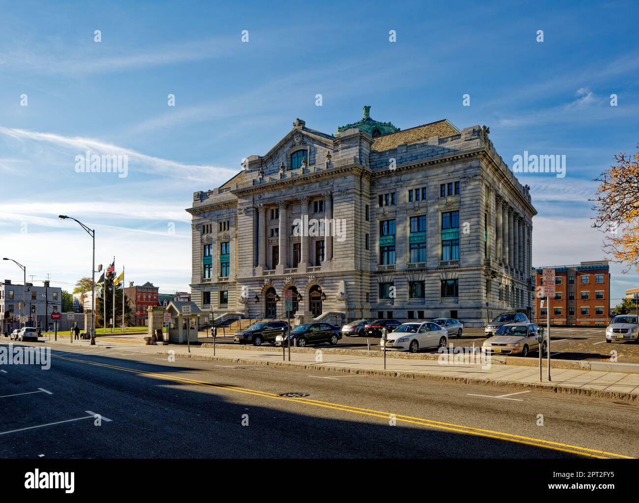Das Hudson County Courthouse war ursprünglich für den Abriss geplant und wurde als Bezirkssitz der Regierung restauriert. Stockfoto