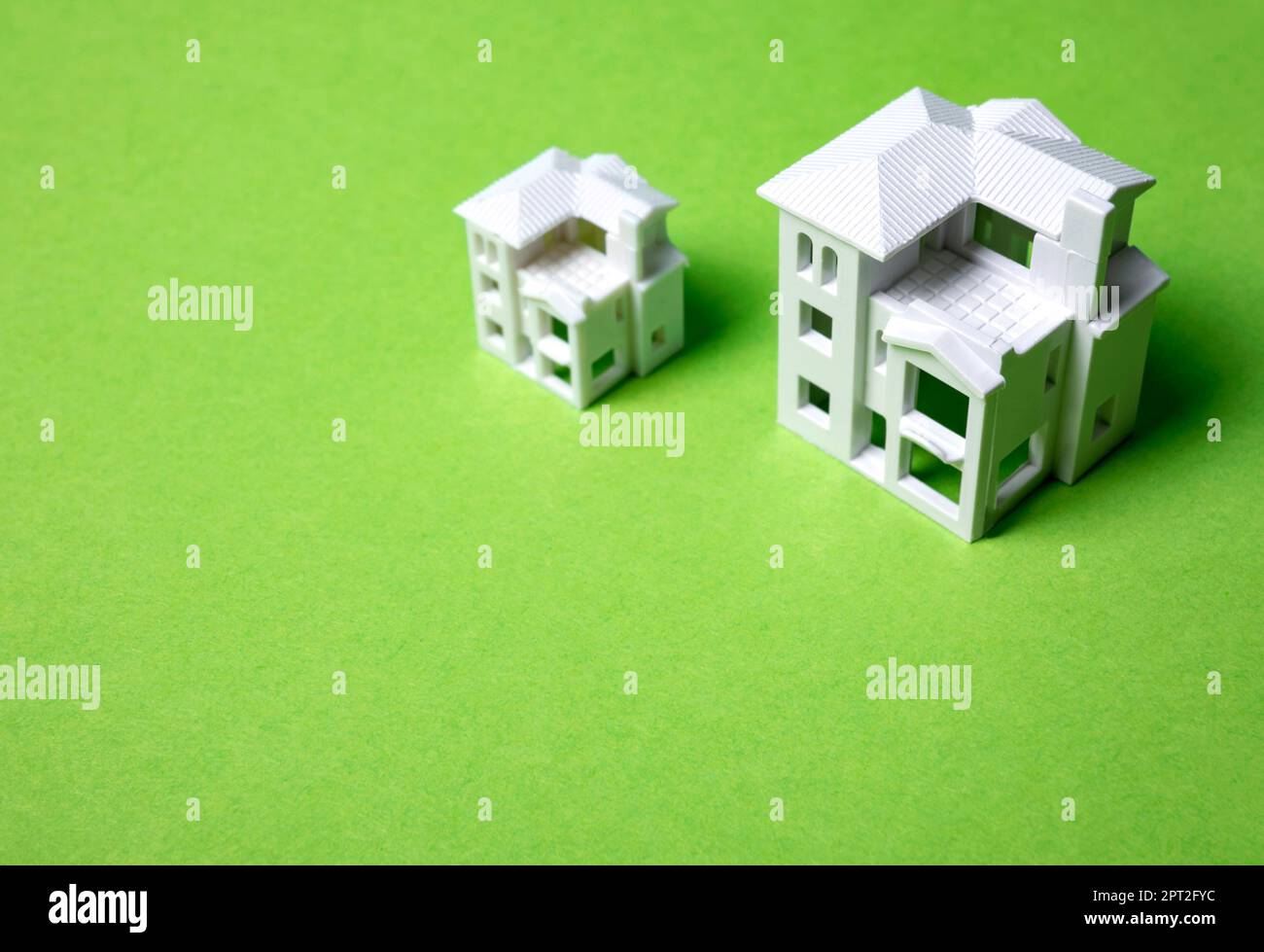 Häuser auf grünem Hintergrund. Abstrakte Stadtlandschaft Stockfoto