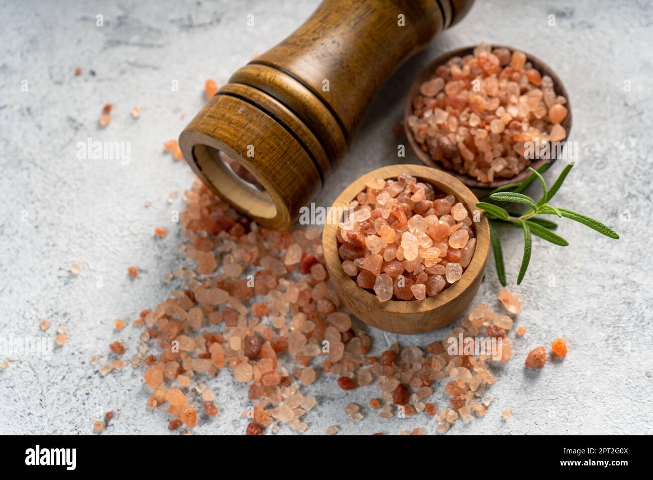 Das Pink Salz des Himalaya ist ein Kräuterwürzmittel aus dem himalaya und isoliert auf weißem abstraktem Hintergrund mit Kopierraum Stockfoto