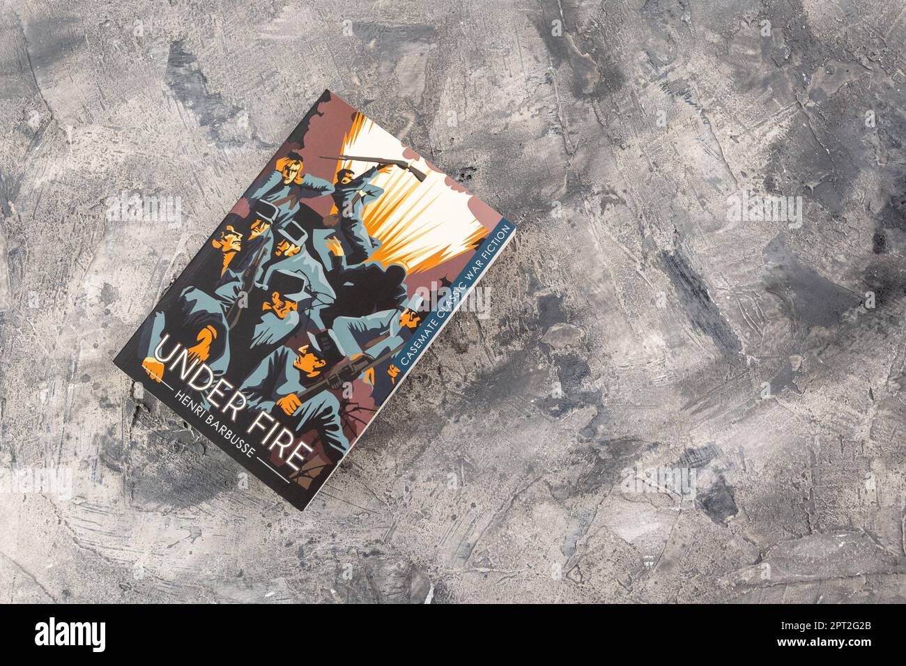 Ein anerkannter Kriegsklassiker, Under Fire, folgt dem Schicksal einer Gruppe französischer Freiwilliger im Ersten Weltkrieg, basierend auf den eigenen Erfahrungen des Autors. Stockfoto
