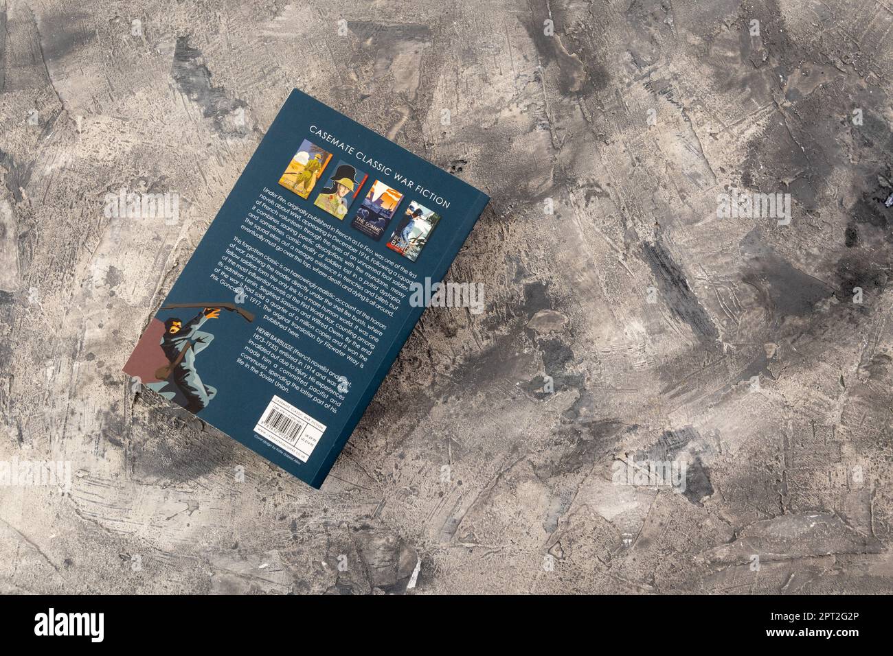 Ein anerkannter Kriegsklassiker, Under Fire, folgt dem Schicksal einer Gruppe französischer Freiwilliger im Ersten Weltkrieg, basierend auf den eigenen Erfahrungen des Autors. Stockfoto