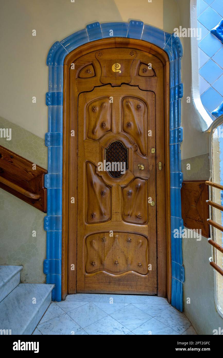 Tür eines Apartments in Casa Batlló von der Treppe zum Innenhof (Barcelona, Katalonien, Spanien) ESP: Puerta de un piso de la Casa Batlló Stockfoto