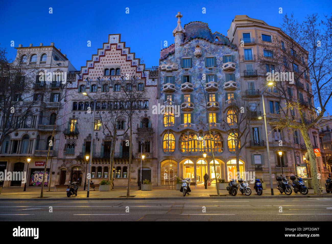 Fassaden von Casa Batlló und Casa Amatller zur blauen Stunde und Nacht