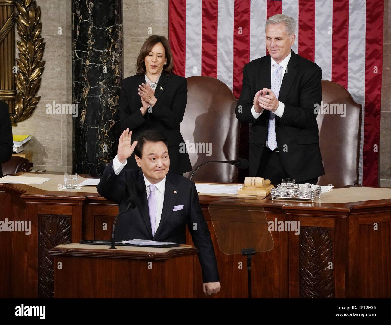 Der südkoreanische Präsident Yoon Suk Yeol winkt als Sprecher des Hauses Kevin McCarthy und Vizepräsident Kamala Harris nach einer Ansprache auf einer gemeinsamen Kongresssitzung in den USA Capitol in Washington DC am Donnerstag, den 27. April 2023. Präsident Joe Biden und Präsident Yoon kündigten am Mittwoch einen wichtigen neuen Plan an, der die nordkoreanische Aggression abschrecken soll. Foto: Ken Cedeno/UPI Stockfoto