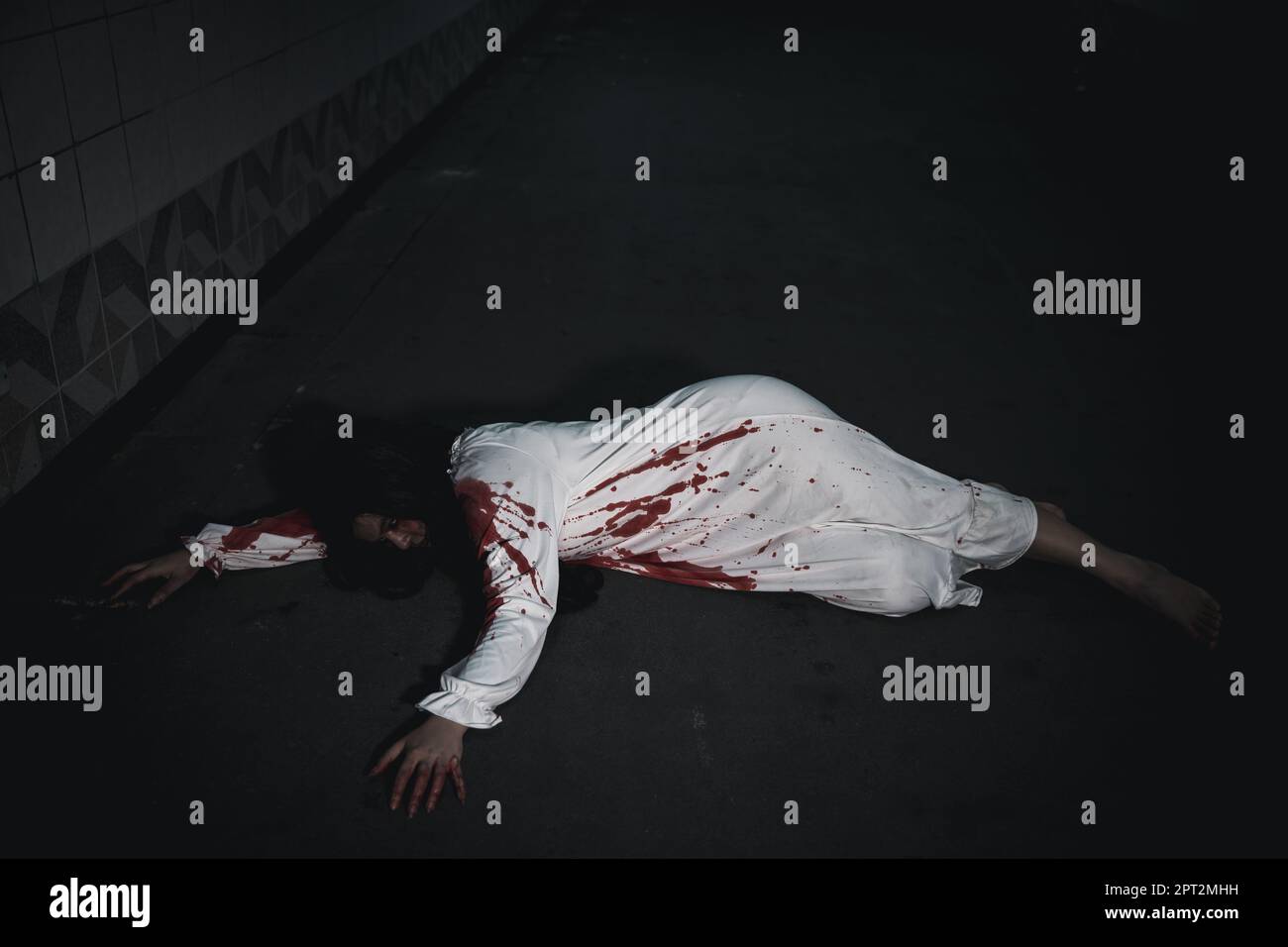 Horror blutrünstig Frau Geist Horror sie Tod und beängstigend in der dunklen Nacht im Tunnel, das Mädchen wurde von einem Auto getroffen und lag starb auf der Straße. Voller Bloo Stockfoto