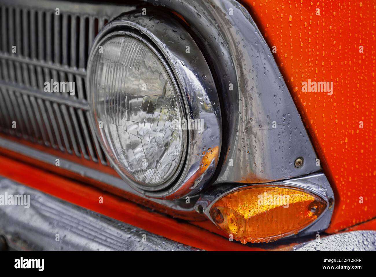 Vorderseite des orangefarbenen Retro-Wagens, Nahaufnahme Stockfoto